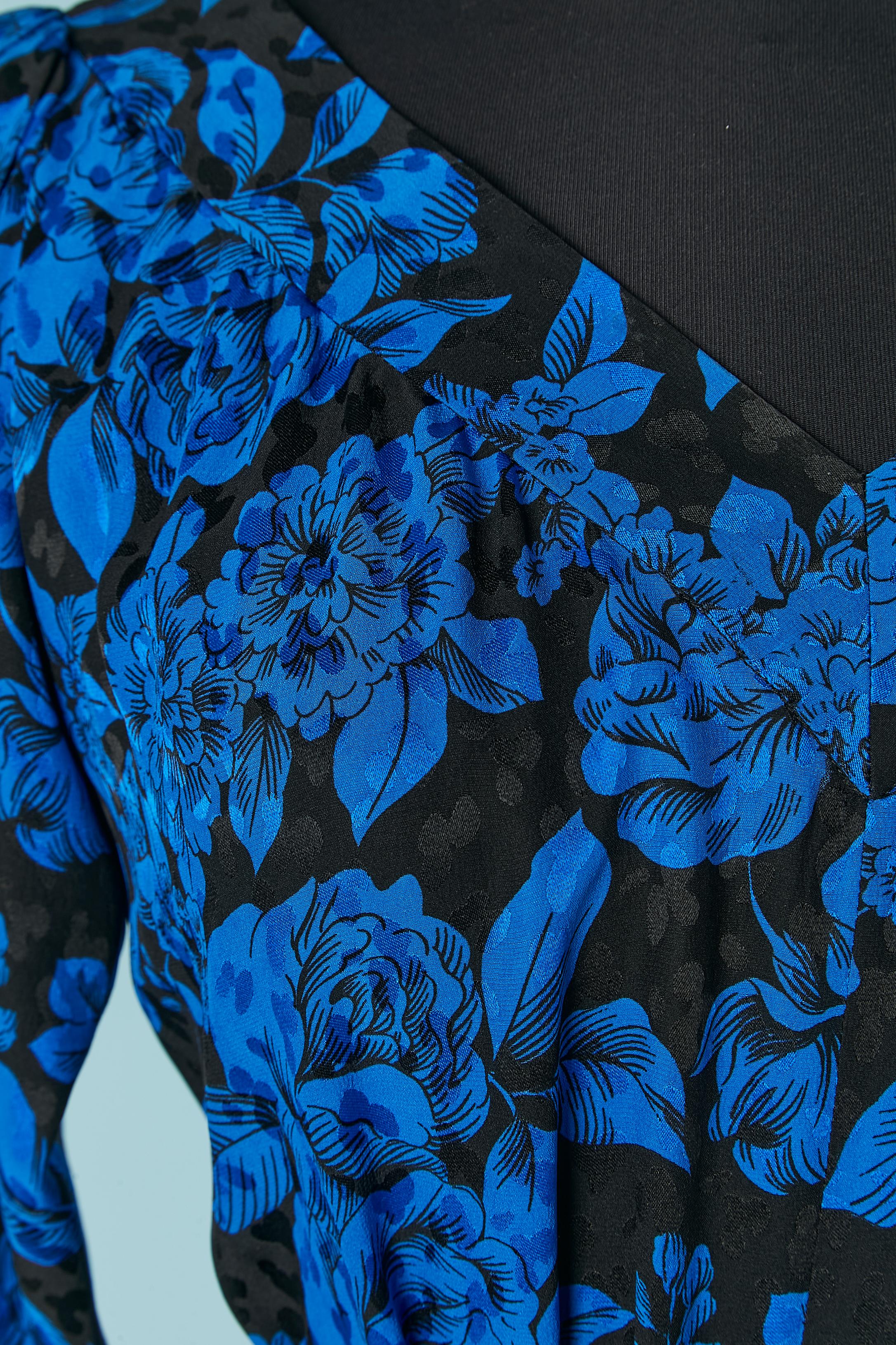 Silk jacquard cocktail dress with blue and black print. Belt in the same fabric. Zip closure on the left side. Pocket on both side.
SIZE 38 (Fr) M 