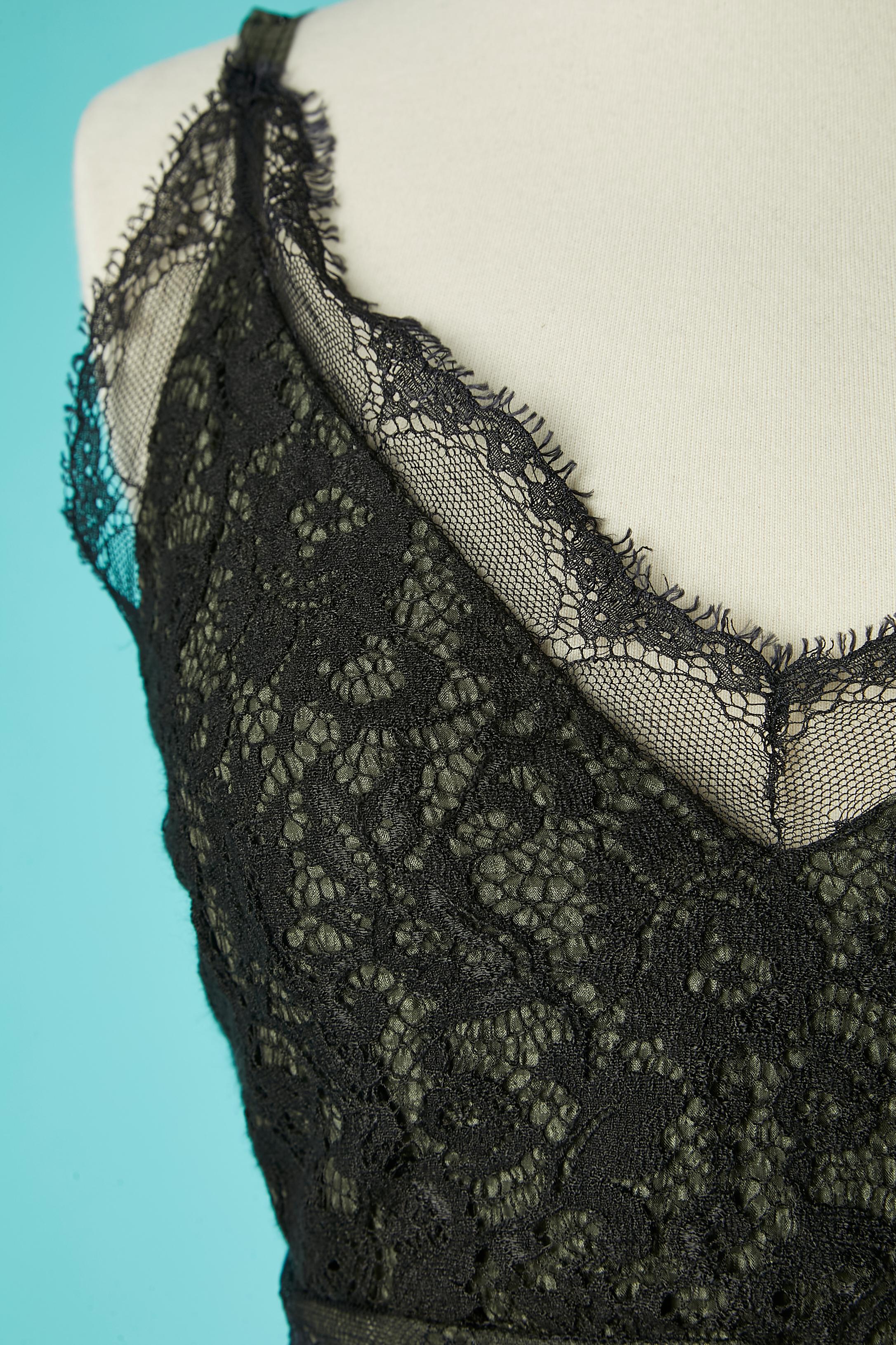 Silk jacquard kaki cocktail dress with black lace top. Lining composition: 97% polyester, 3% elastane. Lace composition: 70% rayon, 30% polyamide.
Invisible zip and hook&eye closure on the left side.
SIZE: 40 (It) 36 (Fr) S 