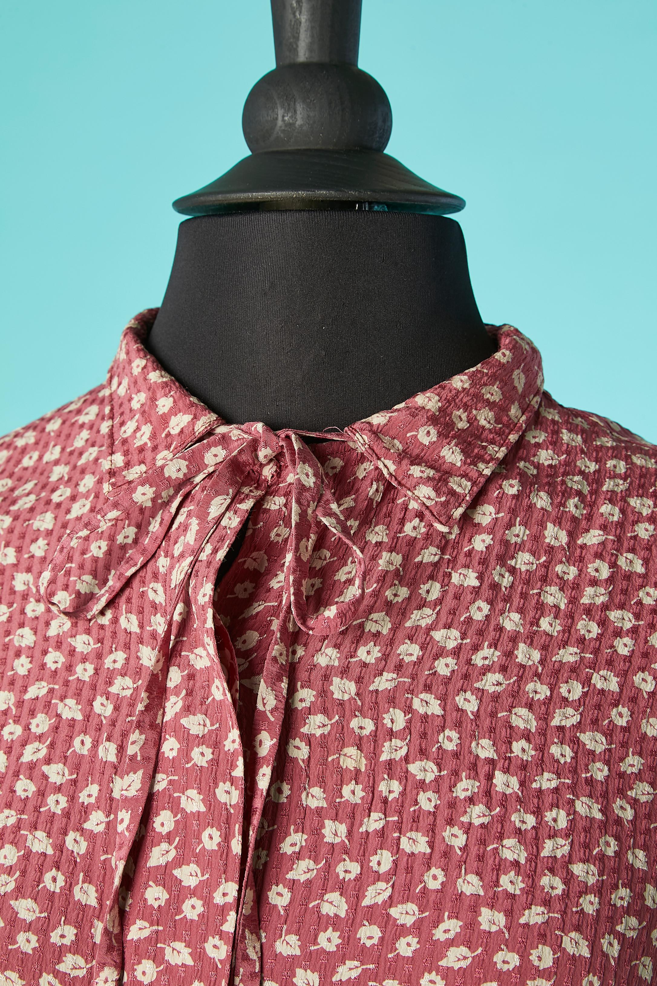 Silk jacquard shirt with tiny flowers print. Same fabric ribbon bow around the collar. 
Low sliding lace. 
SIZE L
