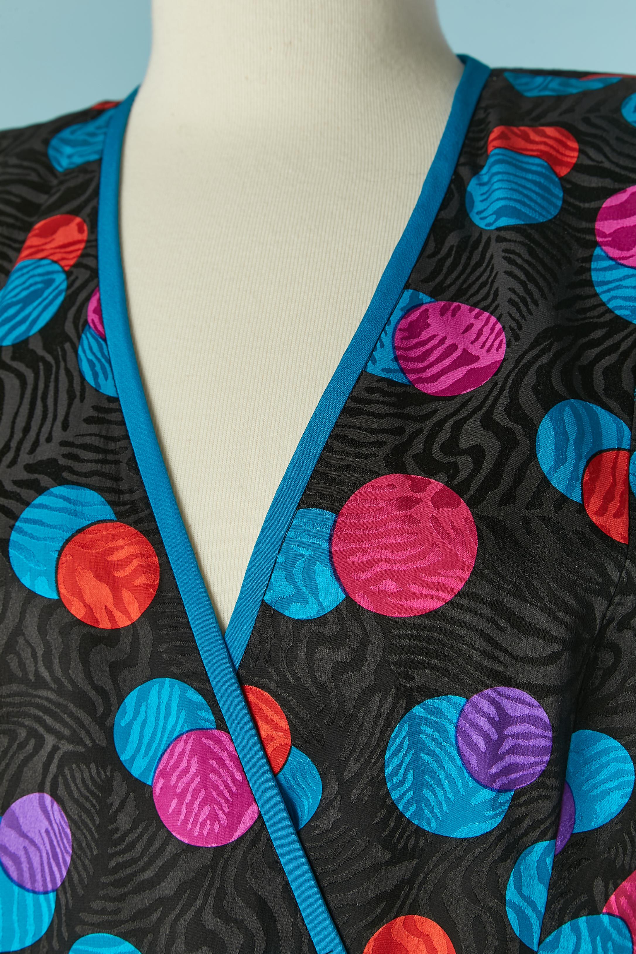 Seidenjacquard-Rockanzug mit Polka-Dot-Print. Futter aus Acetat oder Viskose. Eingewickelte Jacke . Schulterpolster. Schwarze und strassbesetzte Knöpfe auf der Vorderseite der Jacke + Druckknopfverschluss. 
GRÖSSE M 