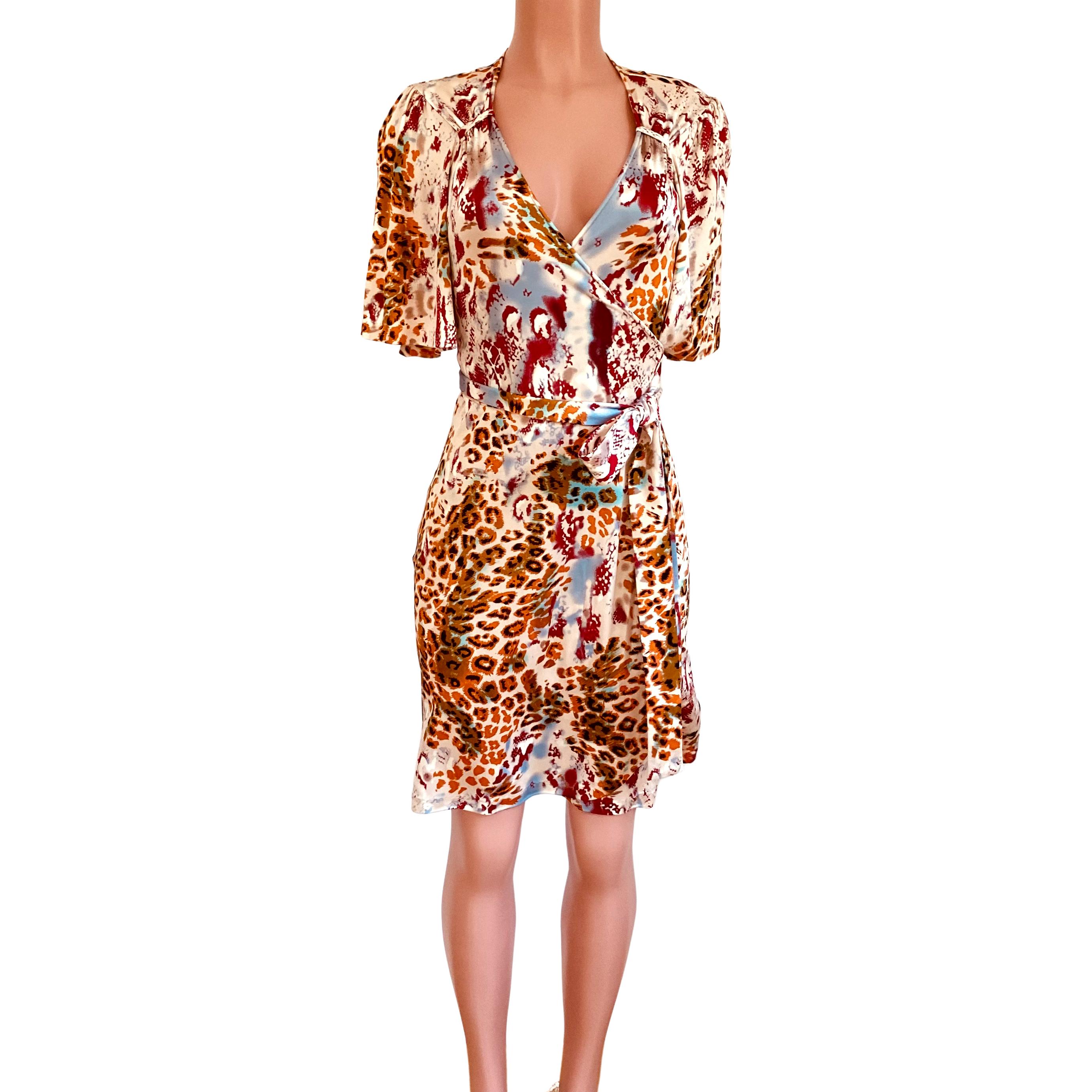 True wrap dress with fluttered sleeves in a melange of mainly beige/red/brown/gray print on buttery silk jersey.
Authentic FLORA KUNG silk dresses are made in premiere quality, long-filament silk yarn which gives a natural simmering glow and a