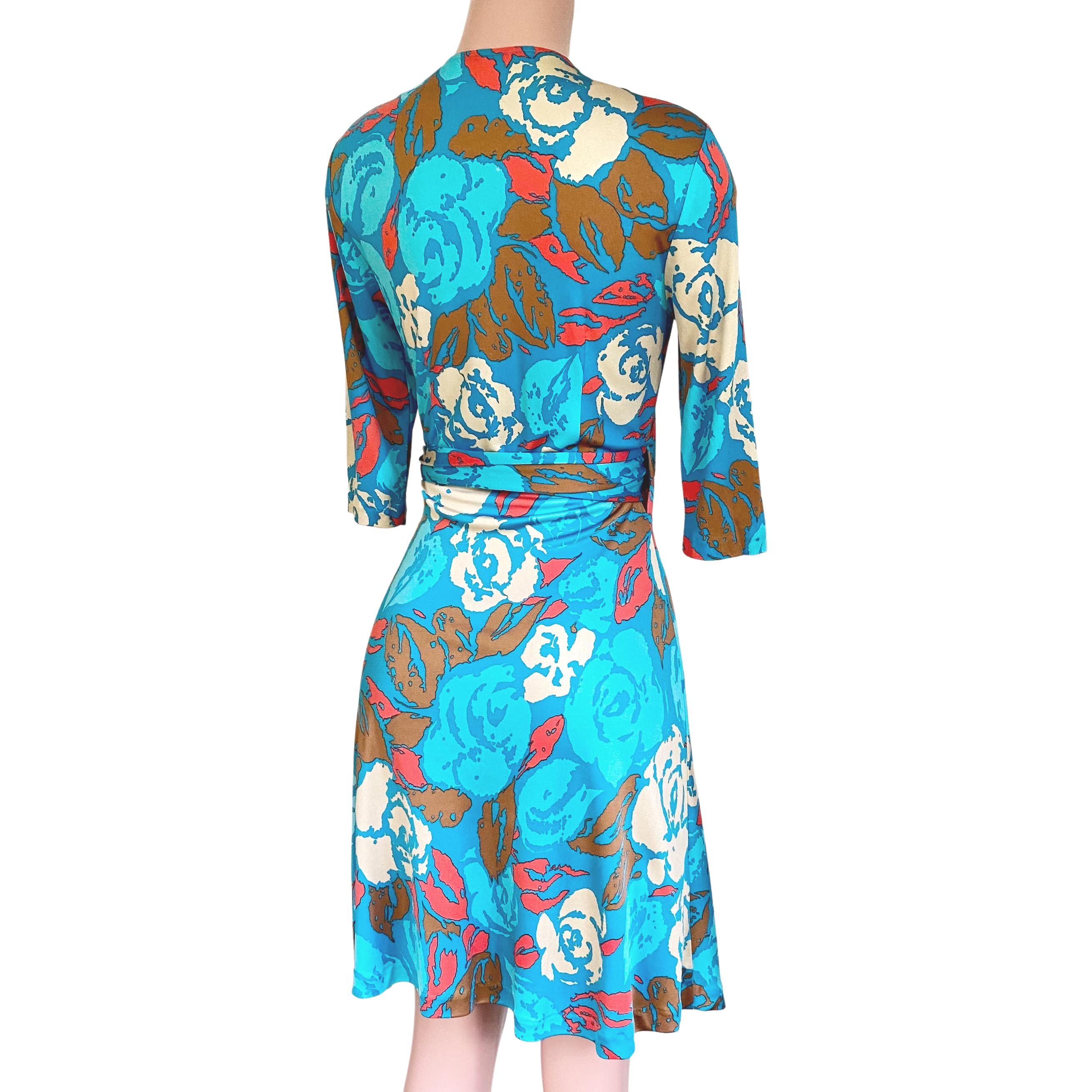 Seidenjersey-Wickelkleid mit Seeblau-Rose-Druck FLORA KUNG im Zustand „Neu“ im Angebot in Boston, MA
