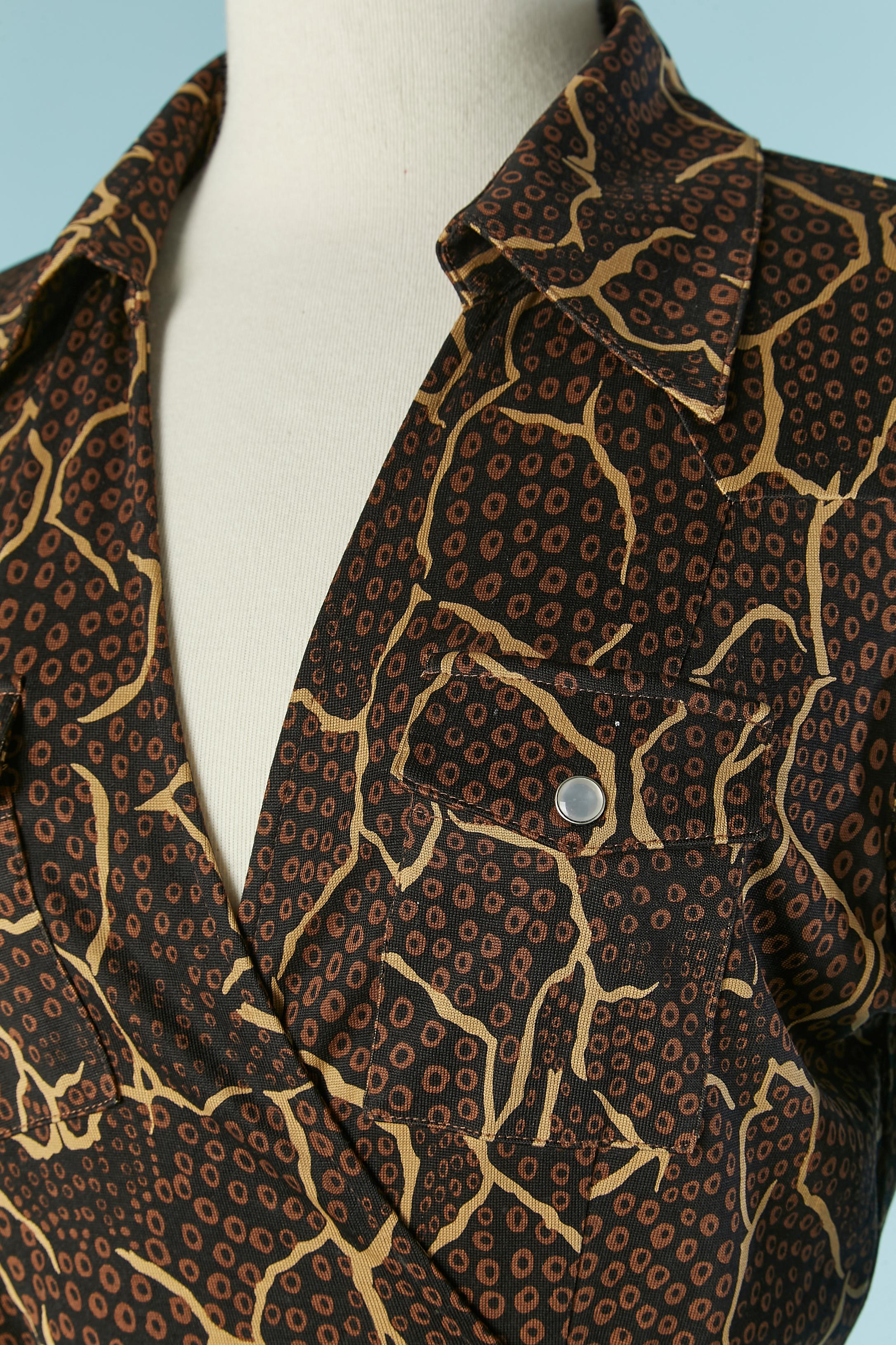 Silk jersey printed wrap dress. Breast pocket with snap closure . Snap closure on the cuff as well. Belt around the waist. 
SIZE 8 (US) M 
