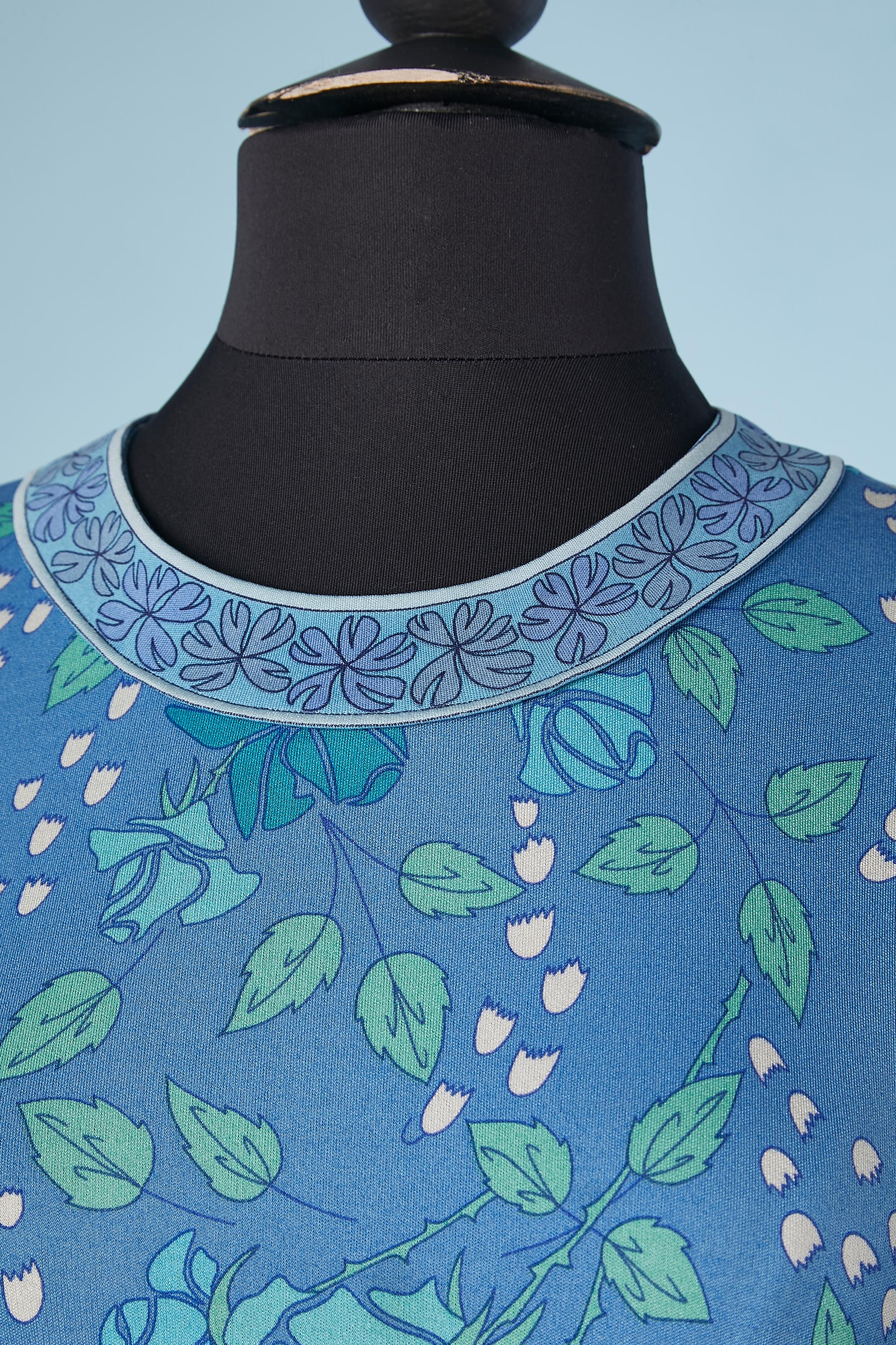 Vestido estampado de rosas y lirios del valle, de punto de seda. Trabajo de corte en las caderas. Cinturón. Cremallera en el centro de la espalda + corchetes . Tejido de marca.
TALLA M