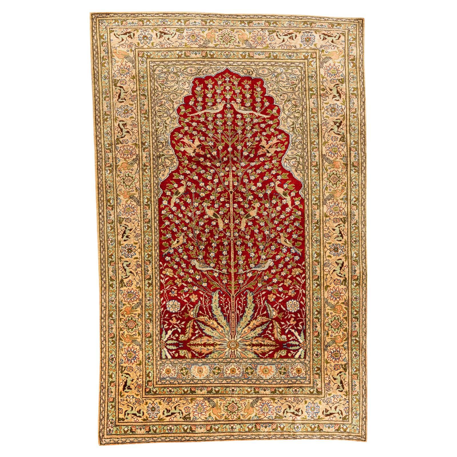 Soie de Kayseri - Anatolie

Ce tapis turc est tissé à la main en pure soie avec un motif d'arbre de vie. Doté d'une niche ogivale, ce tapis en soie est fait pour impressionner. L'arbre de vie s'étend vers le haut avec de longues branches entourées