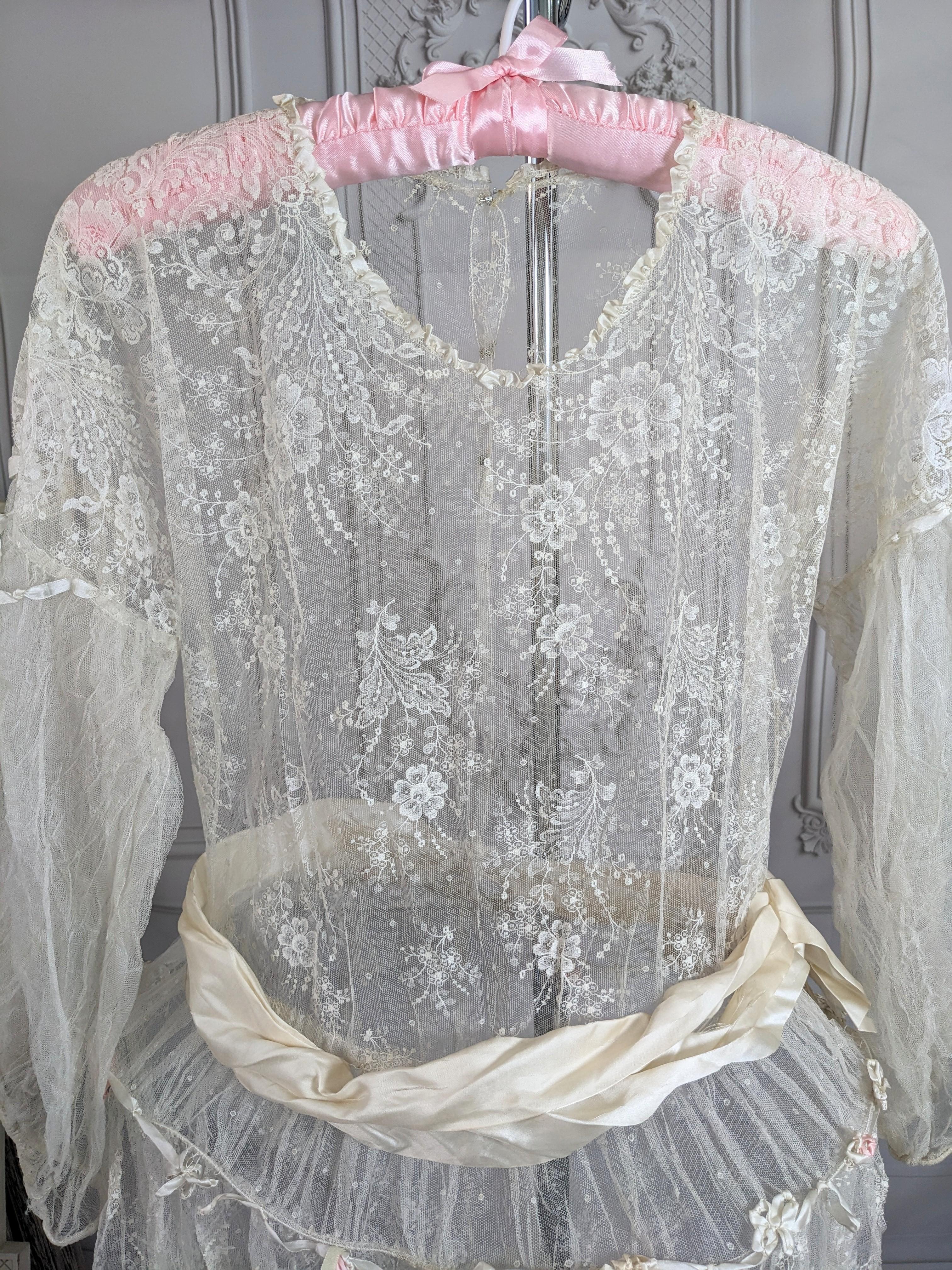 Silk Lace and Tulle Robe de Style In Good Condition For Sale In New York, NY