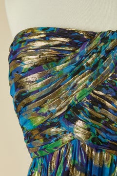 Abito da cocktail bustier in lamé di seta stampato e plissettato Oleg Cassini