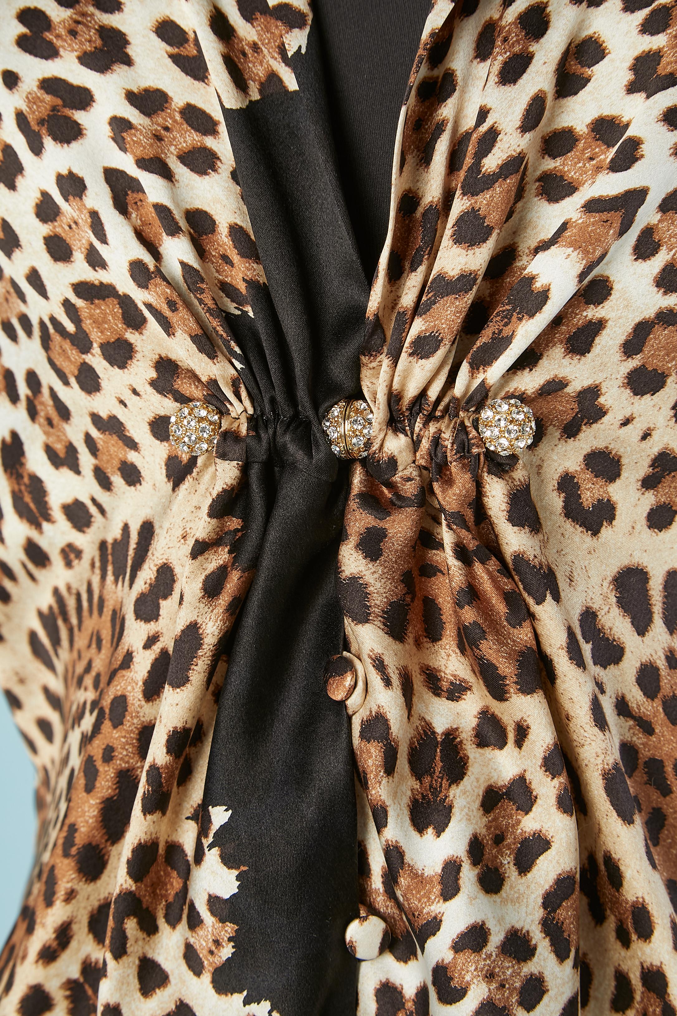 Silk leopard shirt with rhinestone brooch in the middle front. The brooch can be screw and unscrewed to open and close the shirt . Branded fabric . Authenticity hologram.
SIZE 44 (It) 40 (Fr) M/L 
