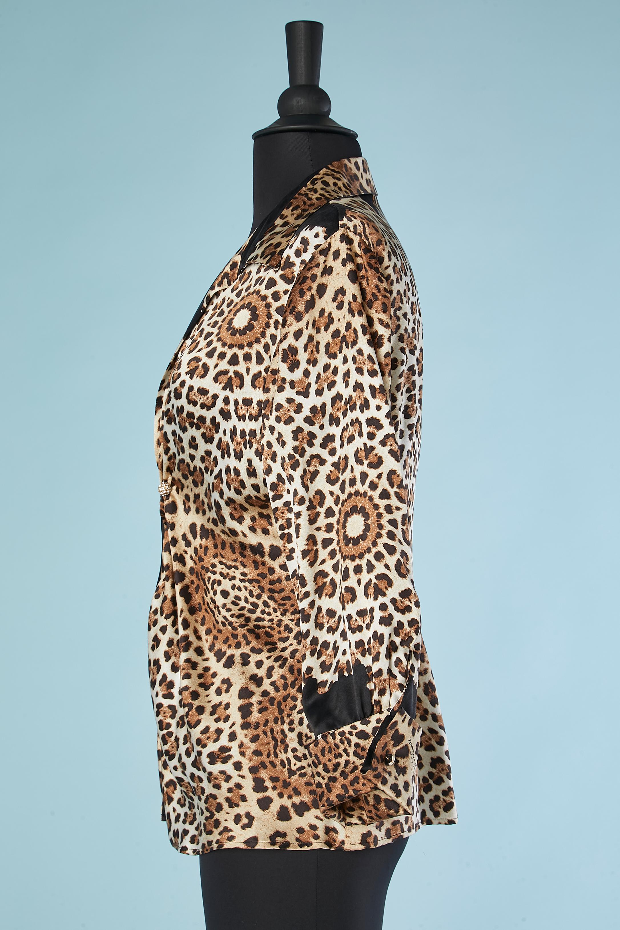 Seidenhemd mit Leopardenmuster und Strassbrosche in der Mitte vorne Roberto Cavalli  im Zustand „Hervorragend“ im Angebot in Saint-Ouen-Sur-Seine, FR