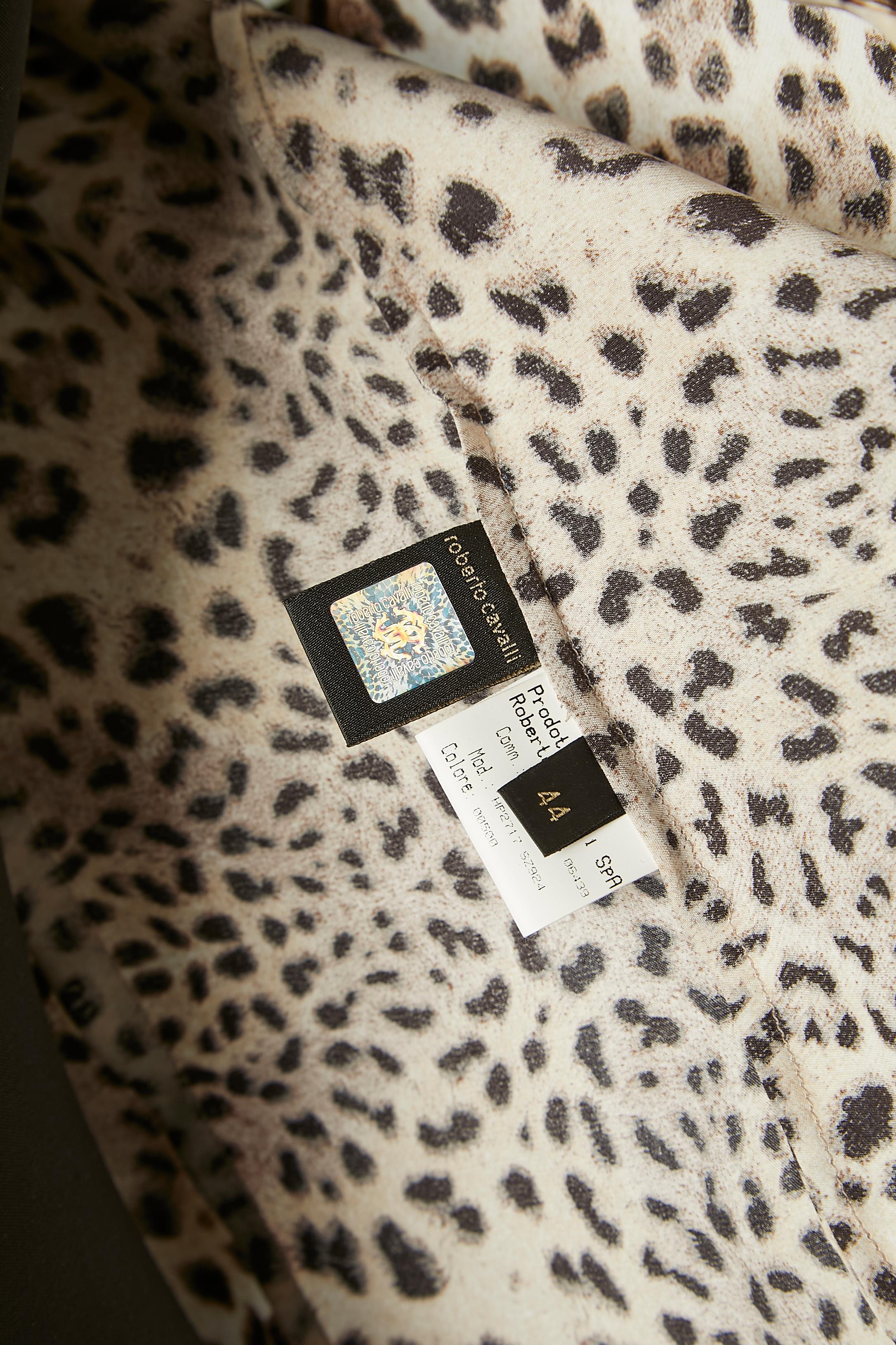 Seidenhemd mit Leopardenmuster und Strassbrosche in der Mitte vorne Roberto Cavalli  im Angebot 3