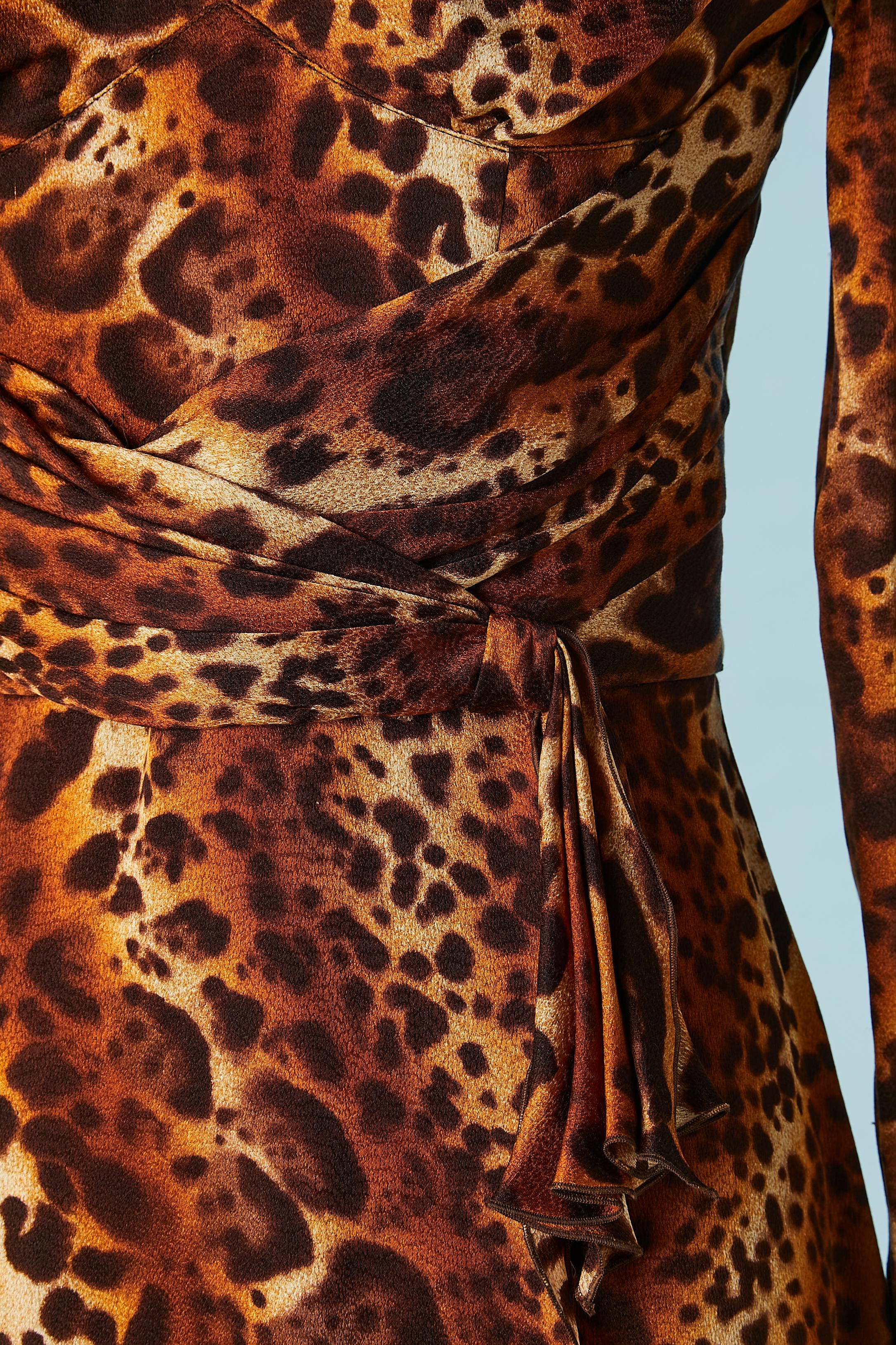 Leopardenkleid aus Seide in Wickeloptik mit drapierter Taille. Innenfutter der Taille: Baumwolle und Polyester. Reißverschluss in der hinteren Mitte und an den Manschetten. Lagenweise auf dem Rock. Rillenförmiges Taillenband. 
SIZE 6 (Eu) 38 (Fr) M 