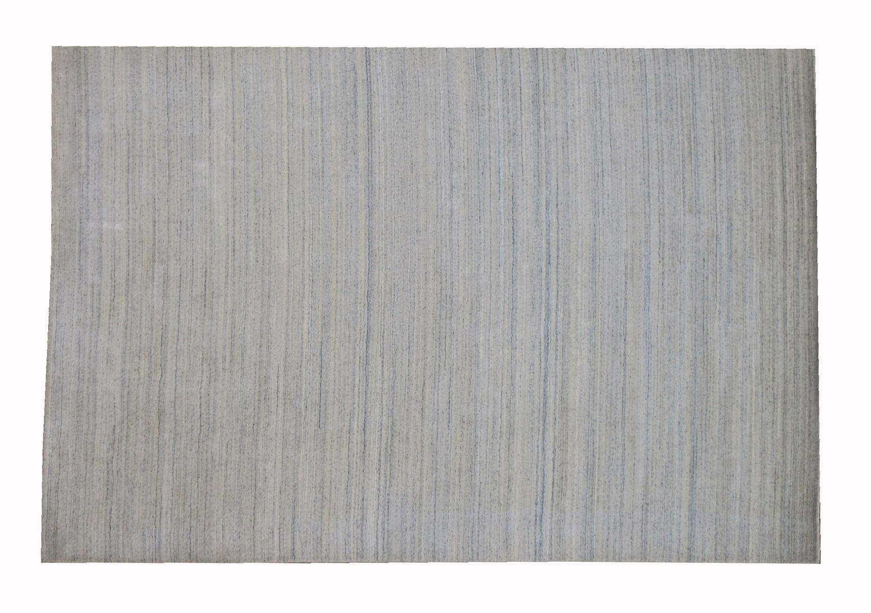 Vello di seta fatto a mano su una base di cotone.

Dimensioni approssimative: 6' x 9' 

Origine: India

Colore del campo: Avorio.