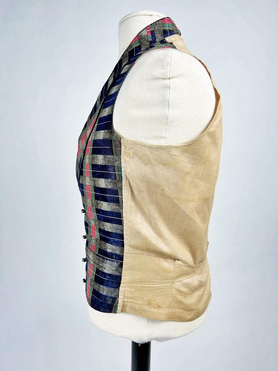 Chaleco de tartán moaré de seda llevado por un elegante dandi - Francia, periodo Romántico en venta 5