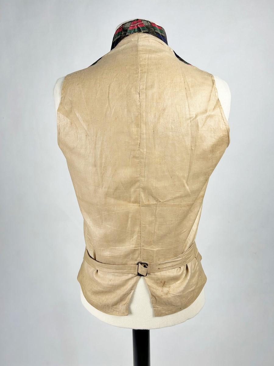Chaleco de tartán moaré de seda llevado por un elegante dandi - Francia, periodo Romántico en venta 6