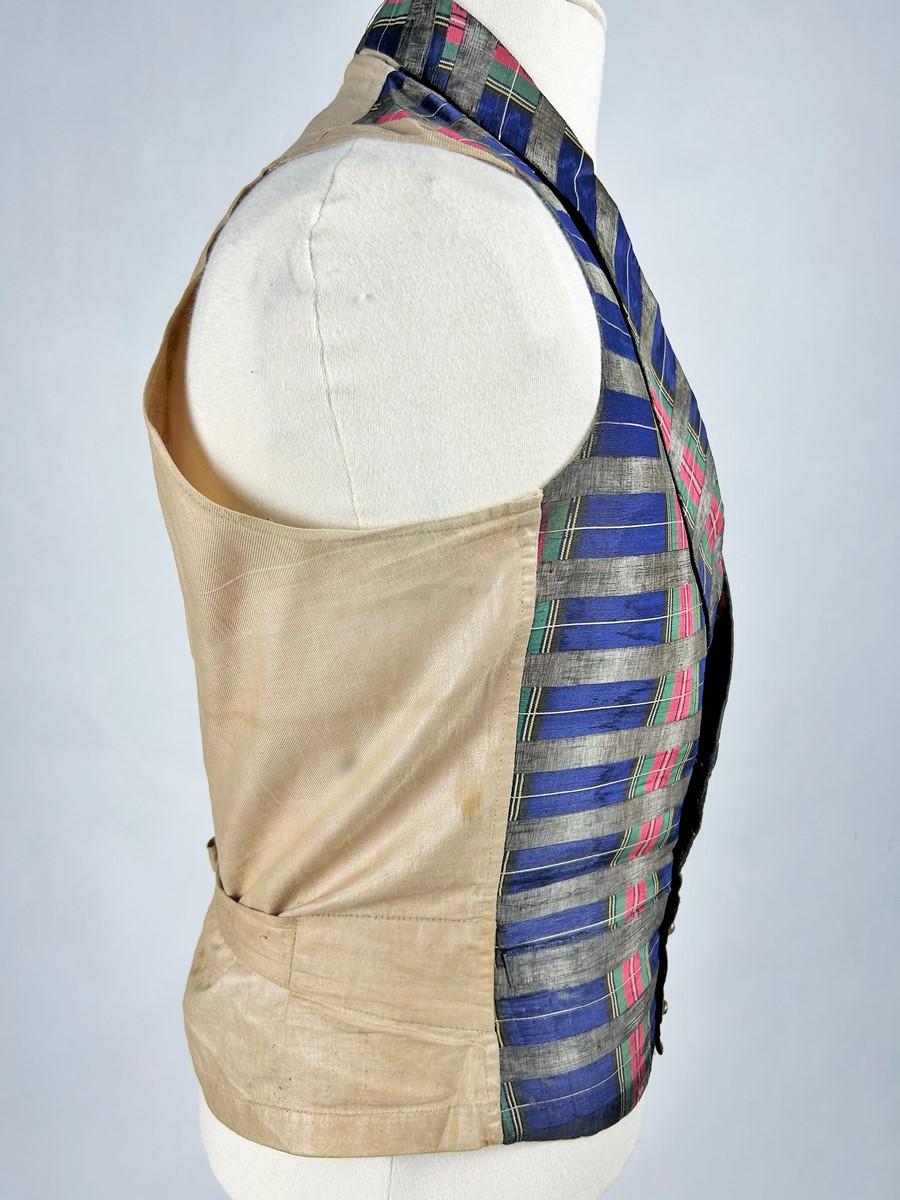 Chaleco de tartán moaré de seda llevado por un elegante dandi - Francia, periodo Romántico en venta 7