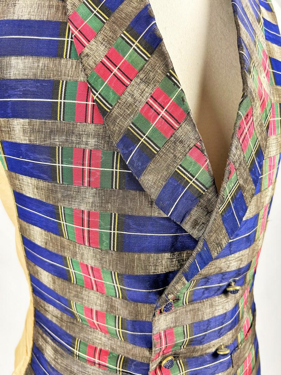 Chaleco de tartán moaré de seda llevado por un elegante dandi - Francia, periodo Romántico en venta 8
