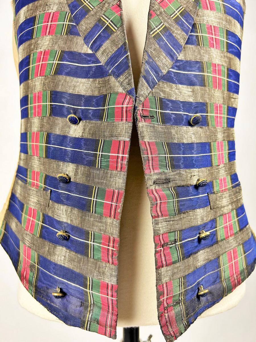Chaleco de tartán moaré de seda llevado por un elegante dandi - Francia, periodo Romántico Gris en venta
