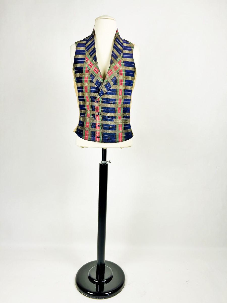 Chaleco de tartán moaré de seda llevado por un elegante dandi - Francia, periodo Romántico en Bueno estado para la venta en Toulon, FR