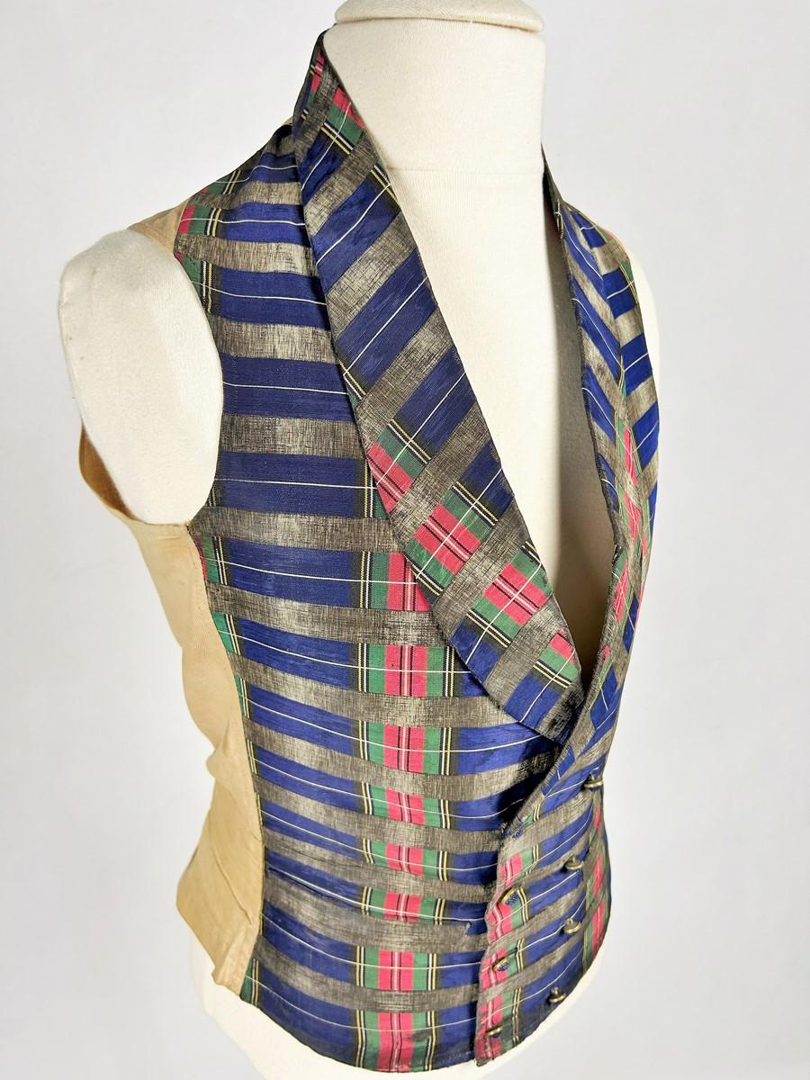 Femenino o masculino Chaleco de tartán moaré de seda llevado por un elegante dandi - Francia, periodo Romántico en venta