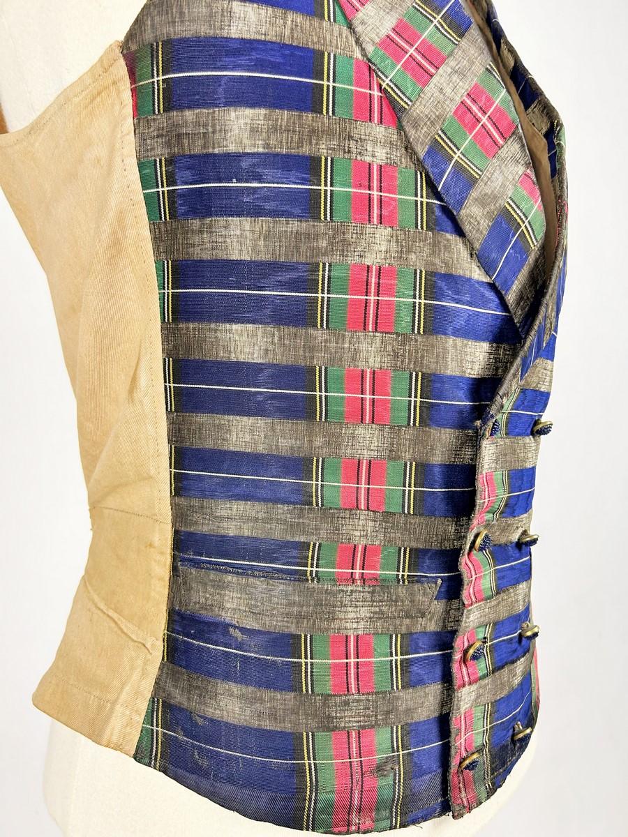 Chaleco de tartán moaré de seda llevado por un elegante dandi - Francia, periodo Romántico en venta 1