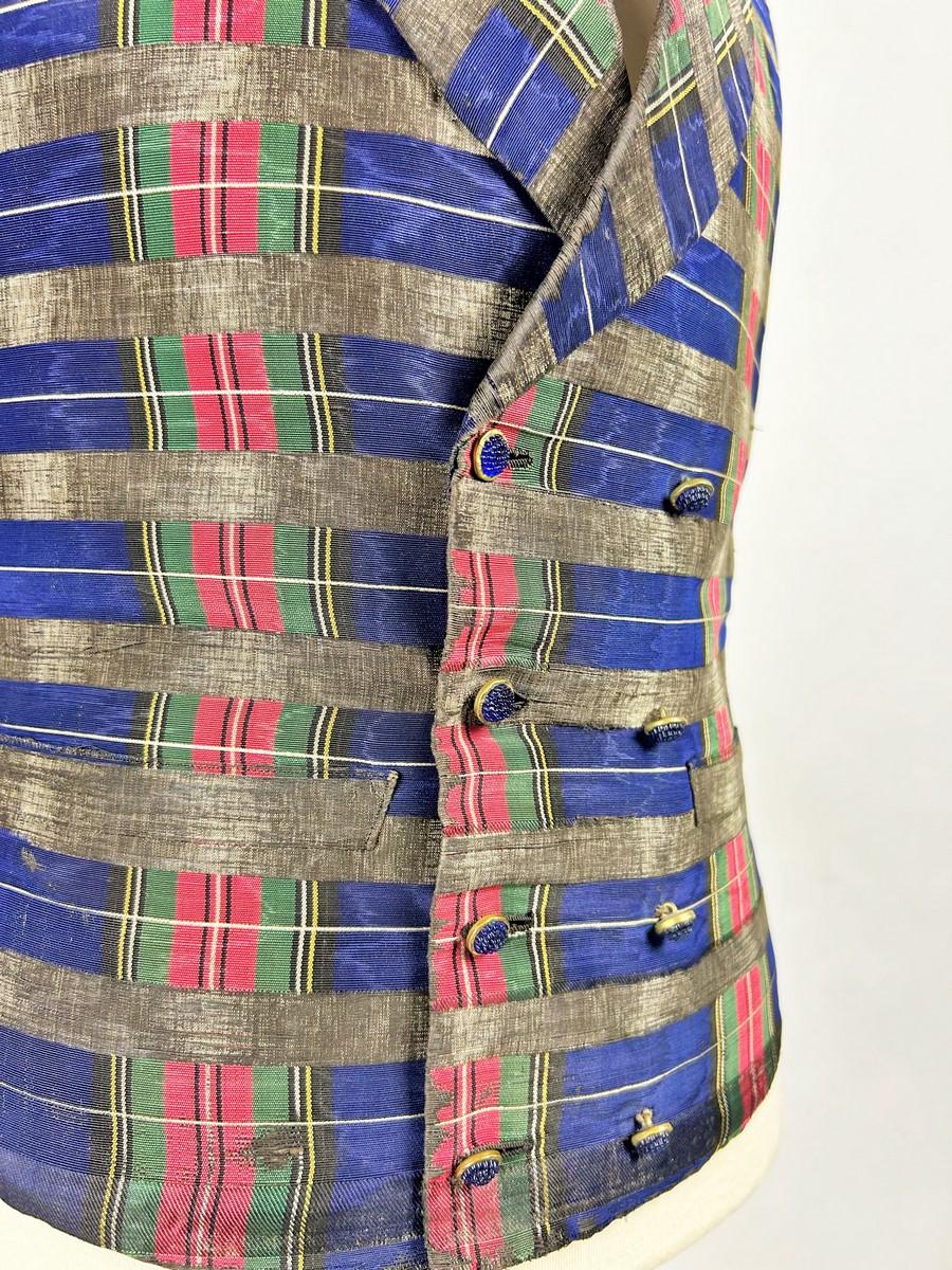 Chaleco de tartán moaré de seda llevado por un elegante dandi - Francia, periodo Romántico en venta 2