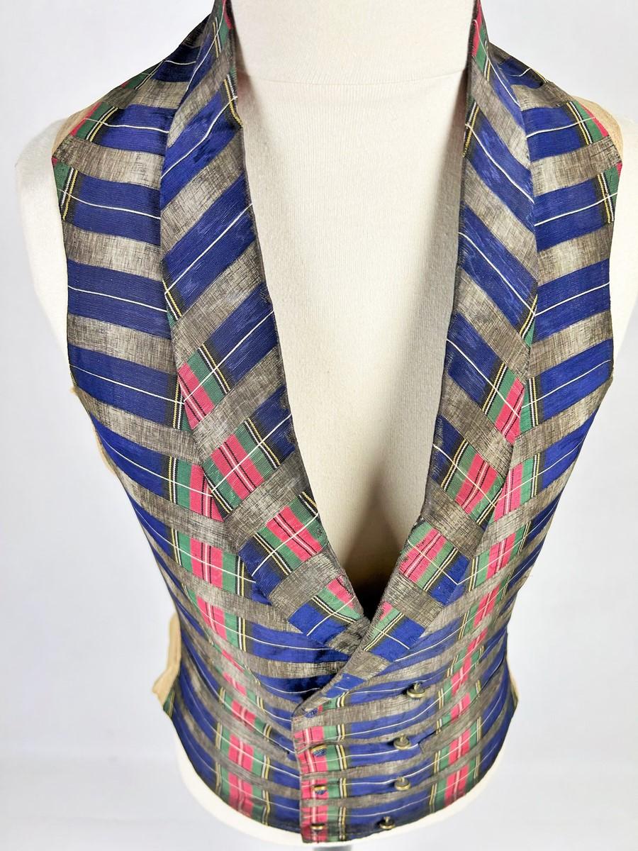 Chaleco de tartán moaré de seda llevado por un elegante dandi - Francia, periodo Romántico en venta 3