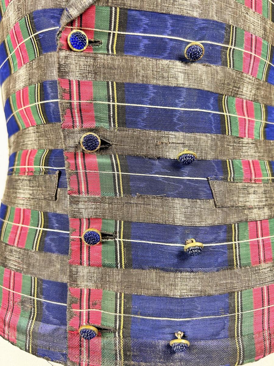Chaleco de tartán moaré de seda llevado por un elegante dandi - Francia, periodo Romántico en venta 4
