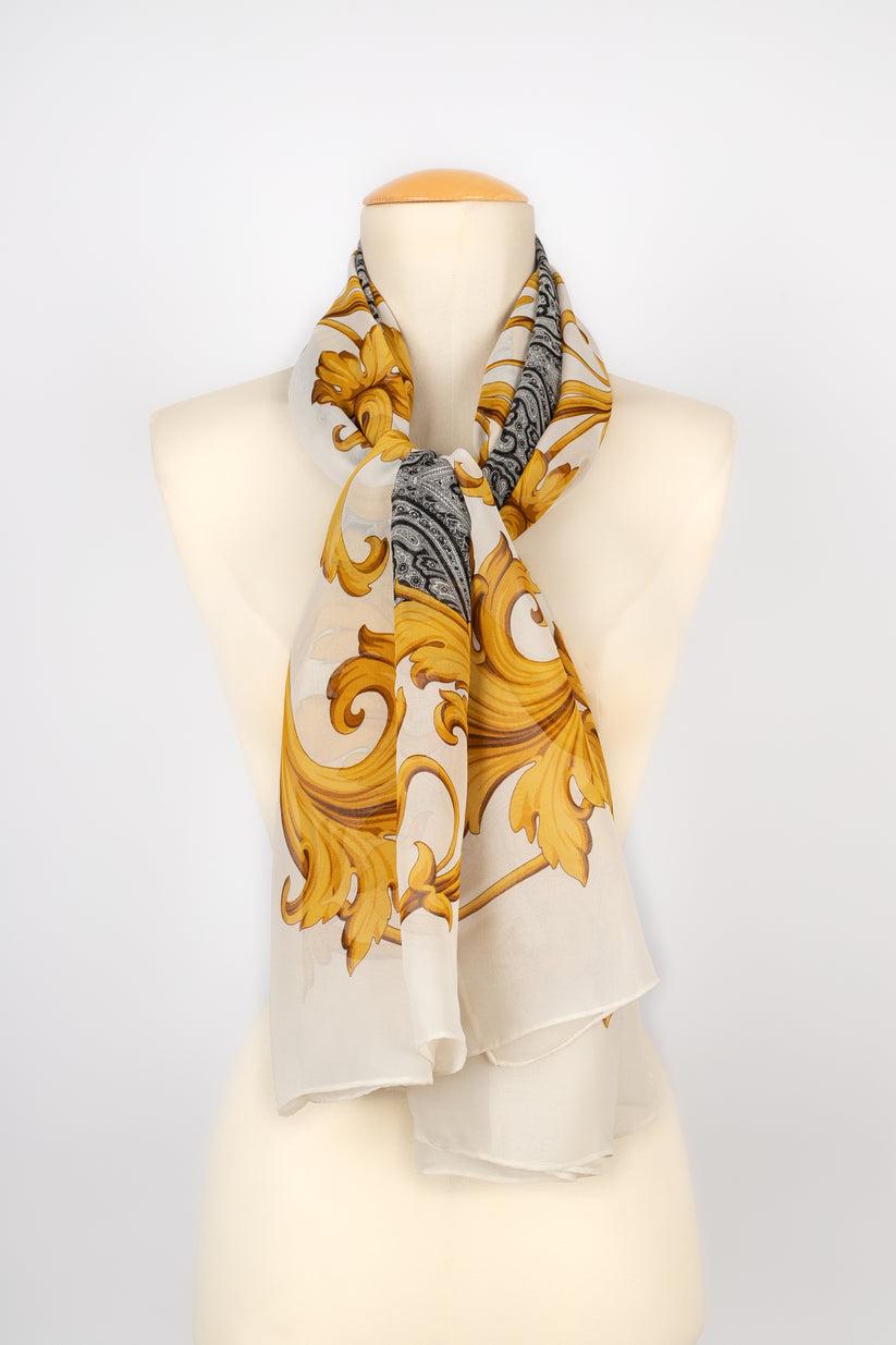Unknown - (Made in Italy) Silk stole.

Additional information:
Condition: Very good condition
Dimensions: Length: 140 cm - Height: 140 cm

Seller Reference: ACC180