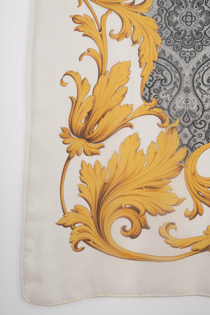 Silk Muslin Stole in White and Yellow In Good Condition For Sale In SAINT-OUEN-SUR-SEINE, FR