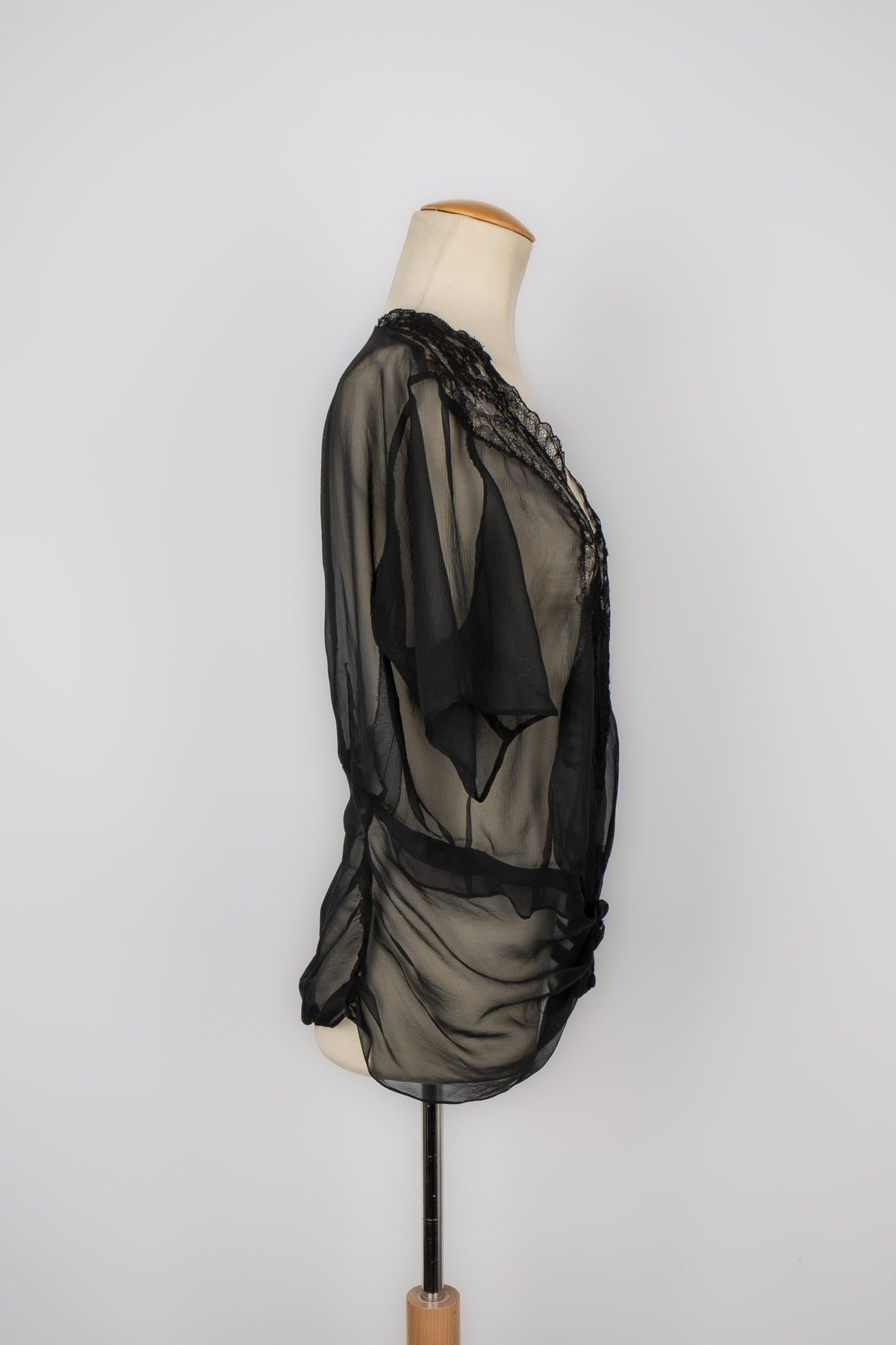 UNKNOWN - Silk muslin top with black lace. No size indicated, it fits a 36/38FR.

Additional information:
Condition: Very good condition
Dimensions: Shoulder width: 43 cm - Chest: 57 cm - Sleeve length: 23 cm - Length: 67 cm

Seller Reference: FV225