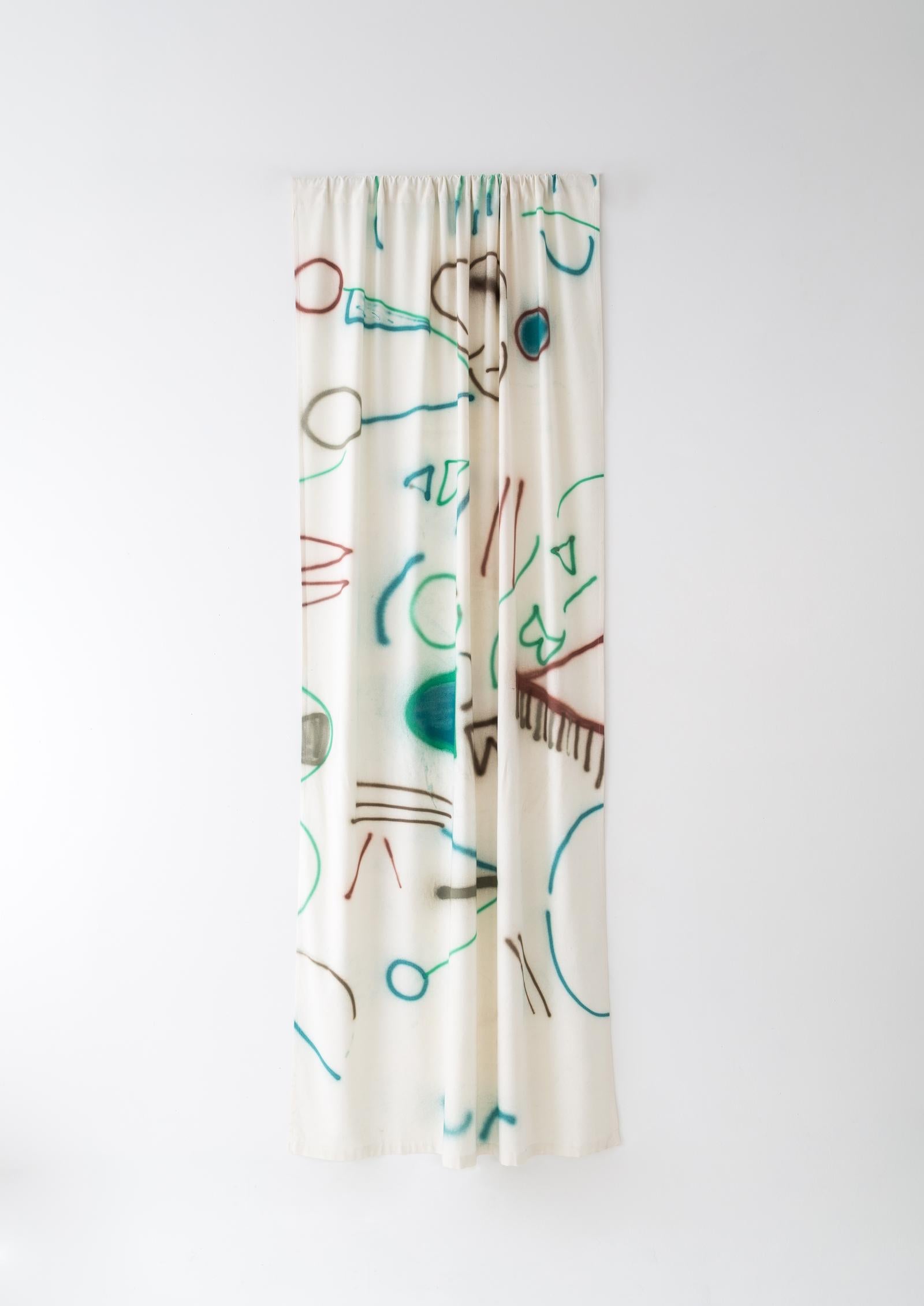 Naomi Clark malt abstrakte, lebendige Kompositionen auf Seidenpapier mit nur drei Farben und einer Spritzpistole. Diese Vorhänge werden als Meterware (36