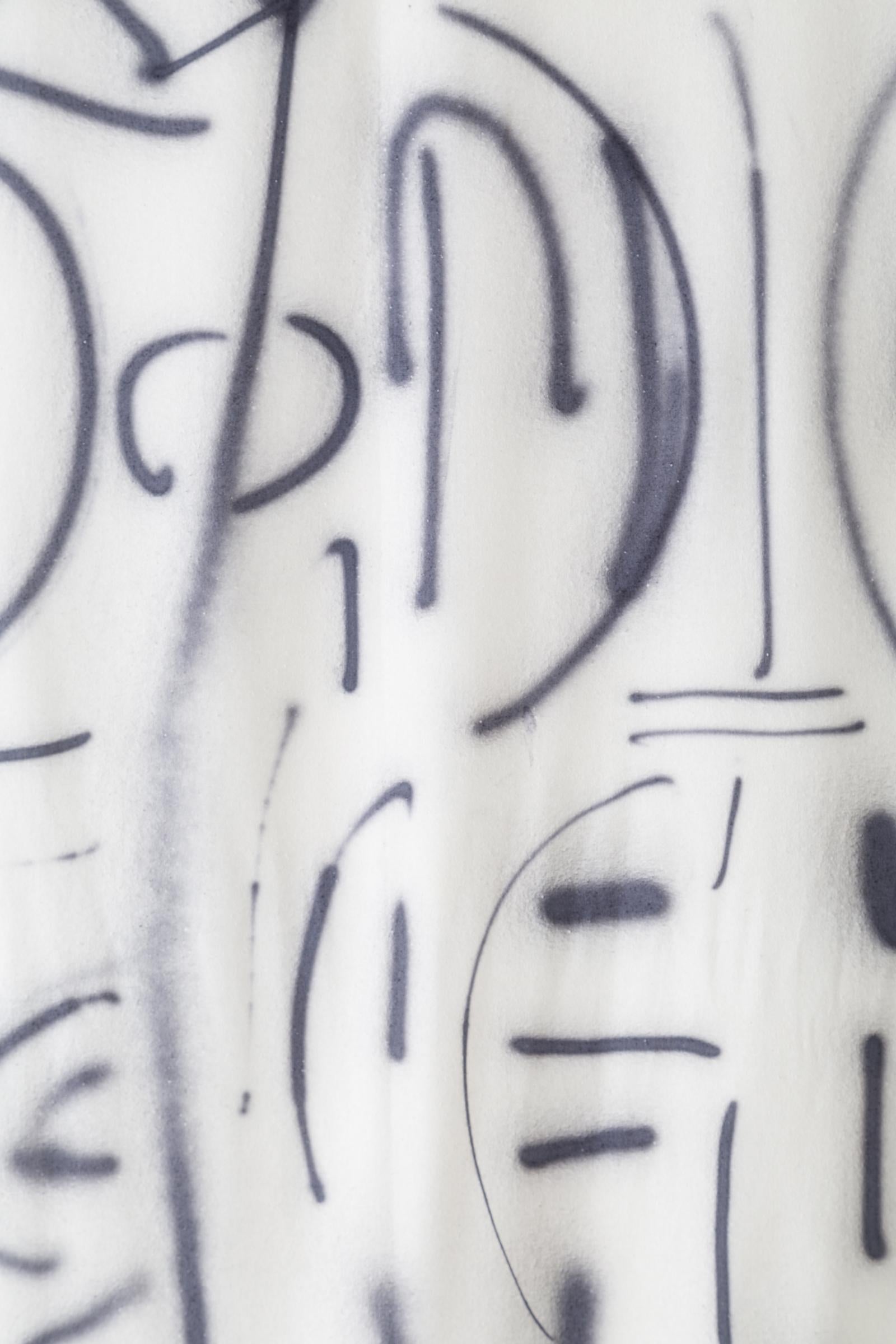 Tapis de rideau en tissu de soie gris à lignes peintes à la main en forme de clous Neuf - En vente à Brooklyn, NY