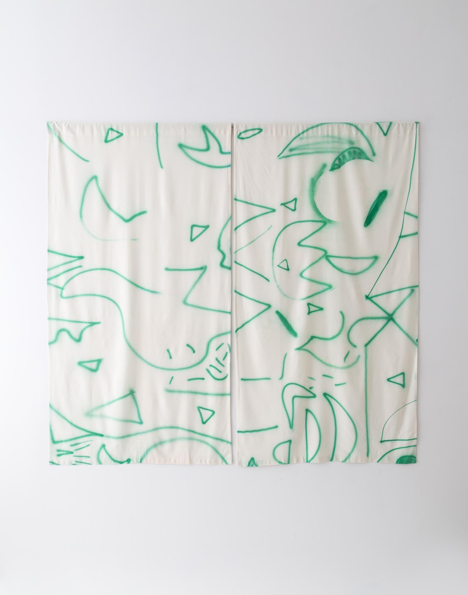 Naomi Clark malt abstrakte, lebendige Kompositionen auf Seidenpapier mit nur einer Farbe und einer Spritzpistole. Diese Vorhänge werden als Meterware (36