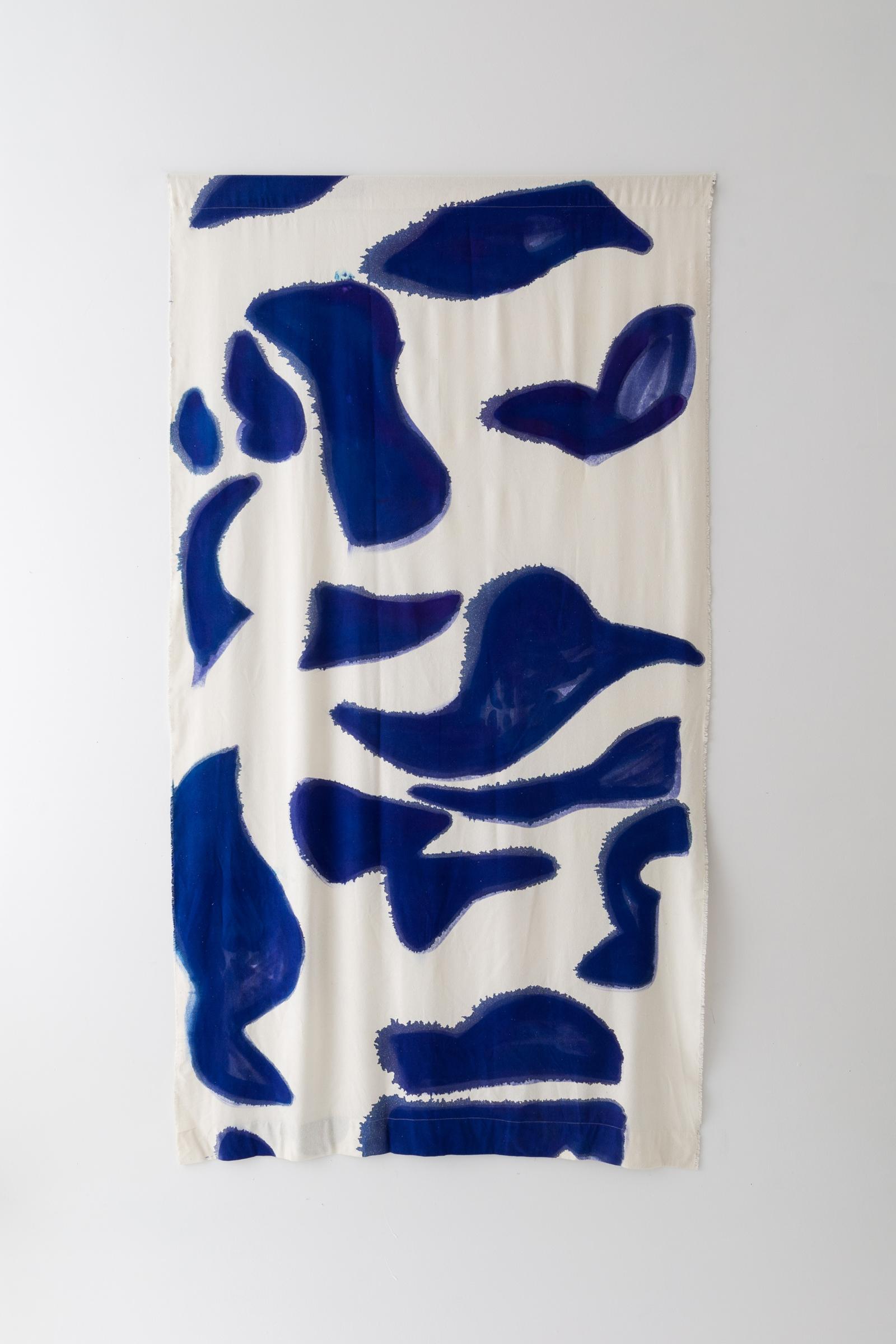 Naomi Clark malt abstrakte, lebendige, amöbenähnliche Formen in einzelnen Unifarben auf Seidennudelstoff, um den Stoff Amoeba Curtains zu kreieren. Diese Vorhänge werden als Meterware (36
