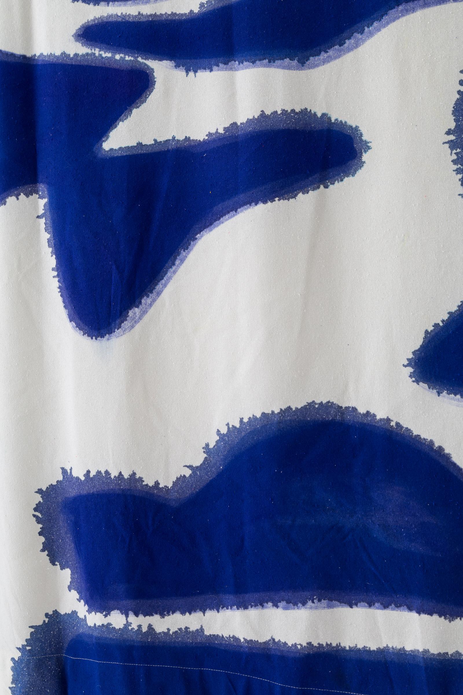 Tapis en tissu bleu Amoeba à motif de rideaux en soie peint à la main, couleur chair Neuf - En vente à Brooklyn, NY