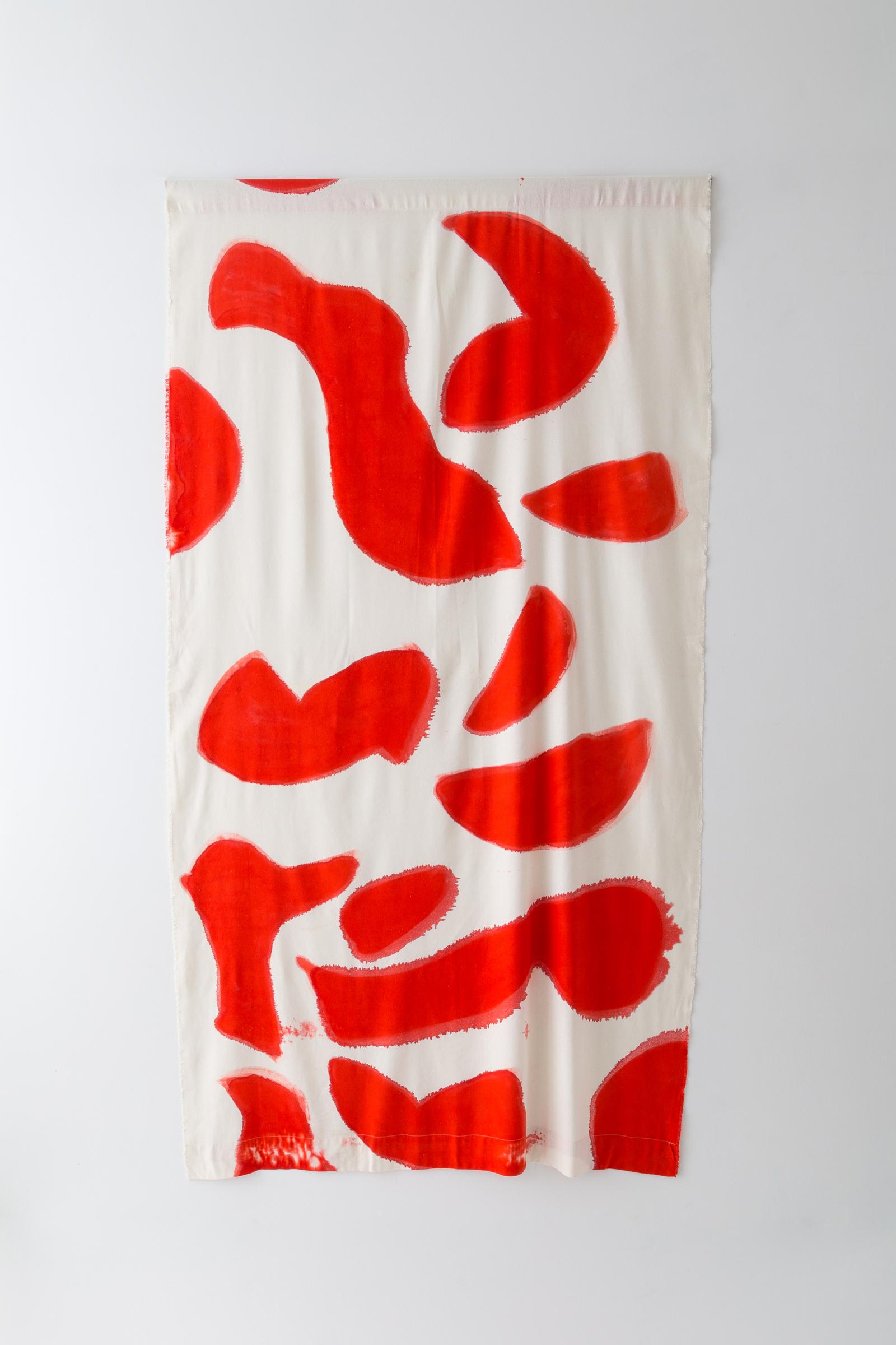 Américain Garniture de tissu pour rideaux Amoeba rouge en soie à teinte unique peinte à la main en vente