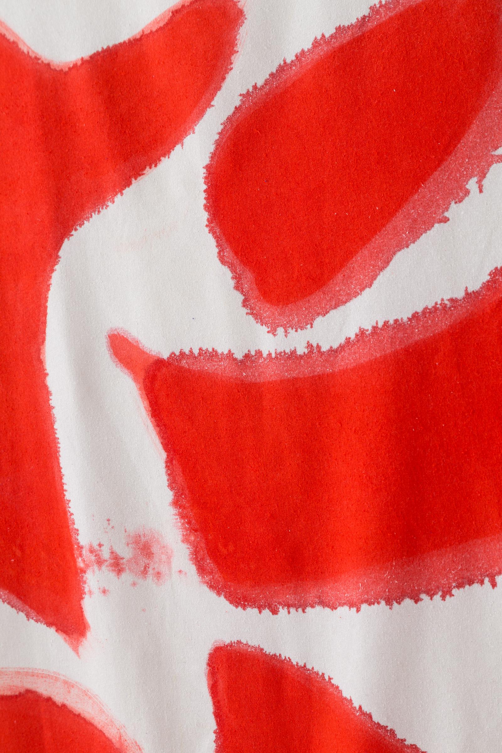 XXIe siècle et contemporain Garniture de tissu pour rideaux Amoeba rouge en soie à teinte unique peinte à la main en vente
