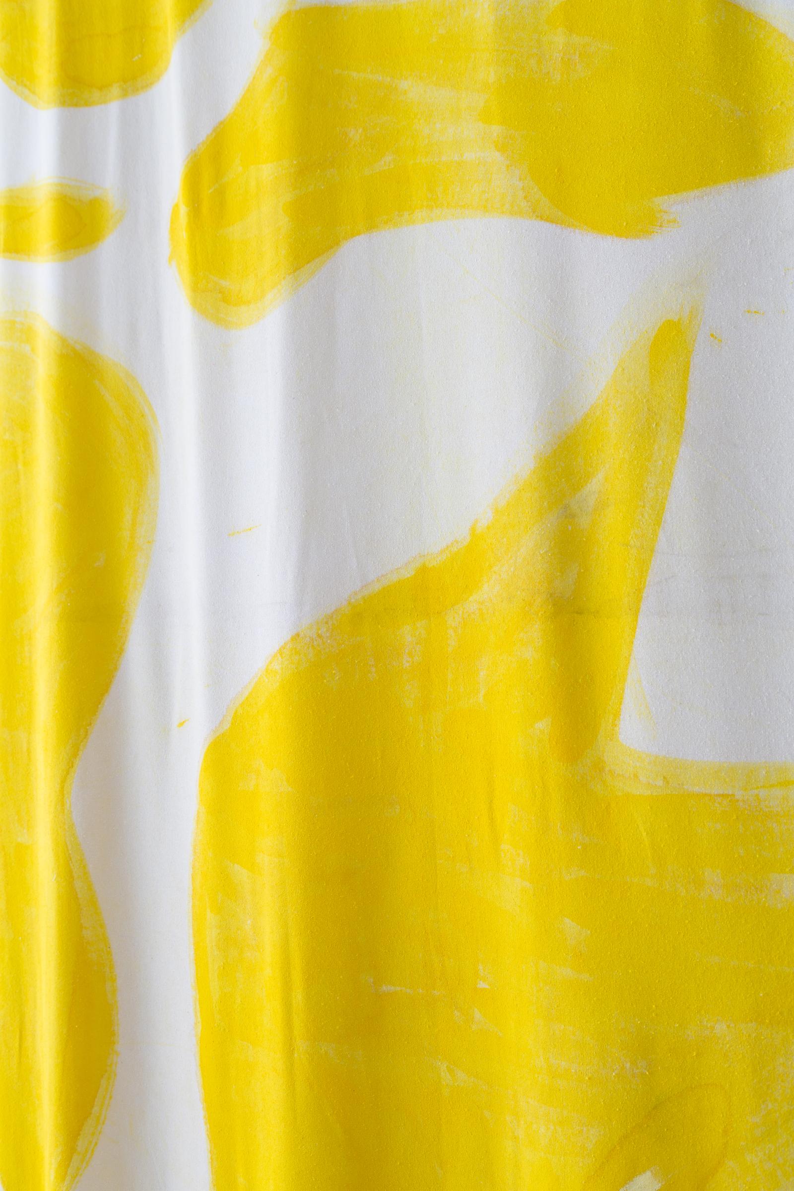 Peint à la main Tapis de couloir en tissu jaune Amoeba motif rideaux de soie peint à la main à teinte unique en vente