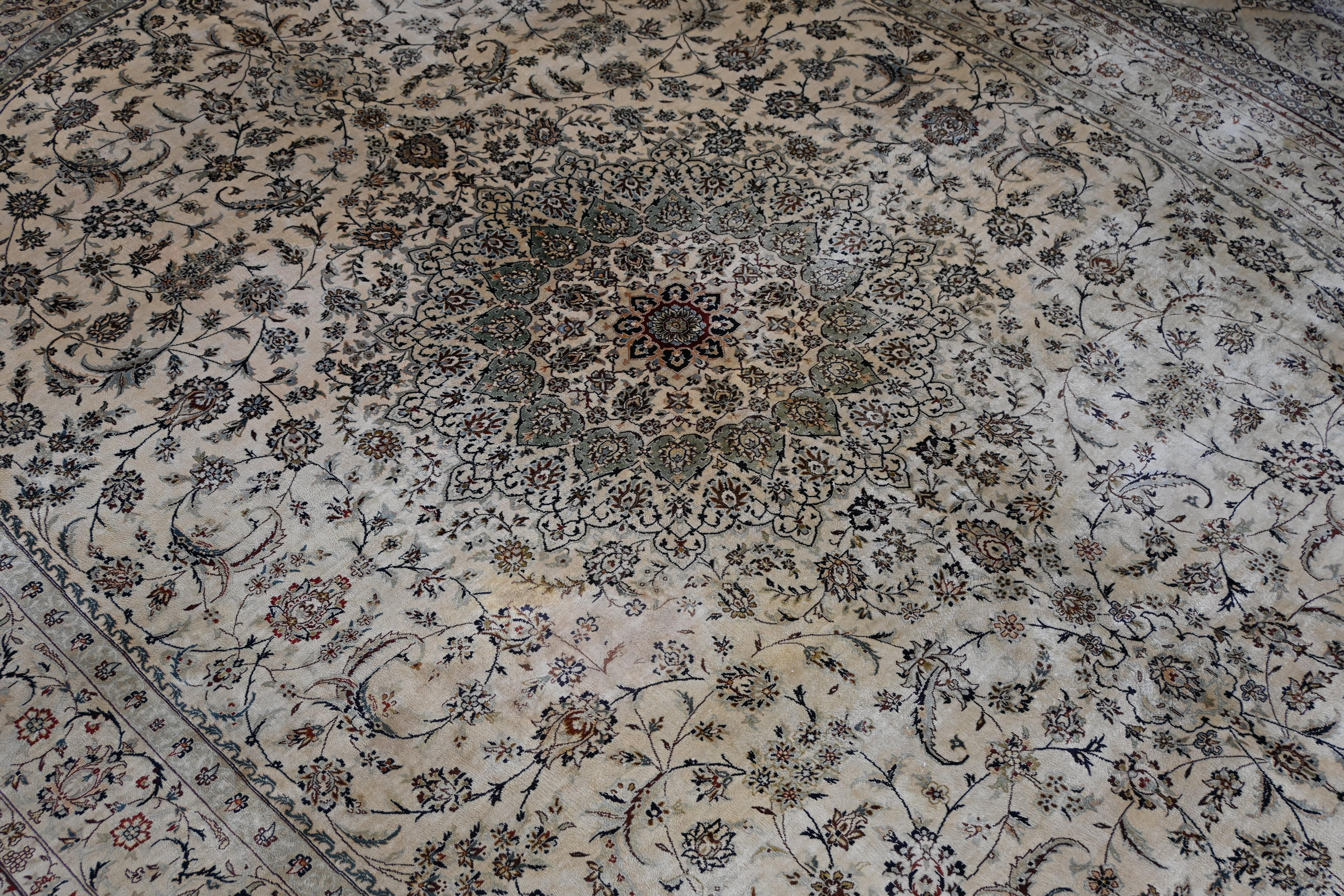 Fatto a mano Tappeto di seta su seta, circa 1970  - N° 1408 in vendita