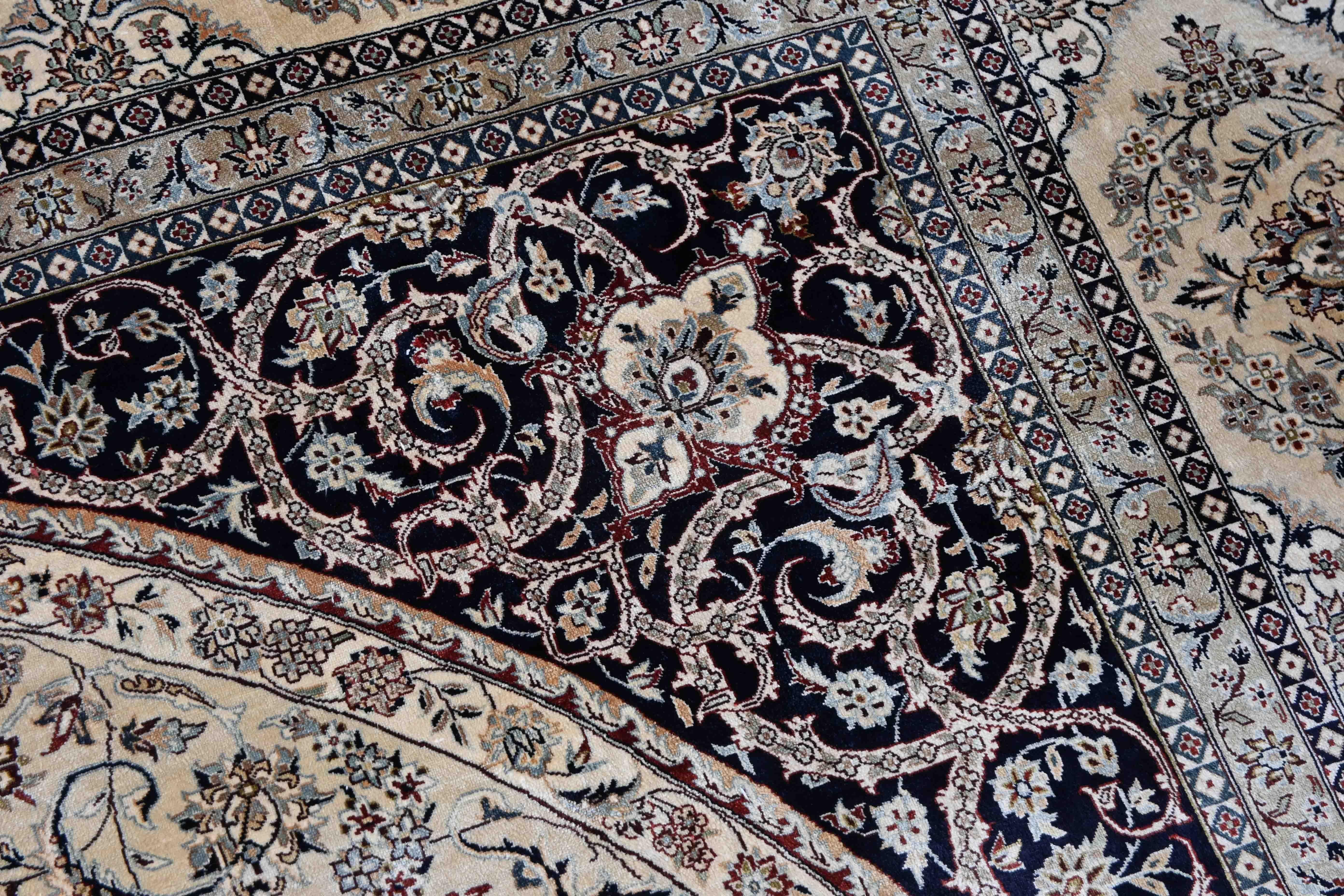 Tappeto di seta su seta, circa 1970  - N° 1408 In condizioni ottime in vendita a Paris, FR