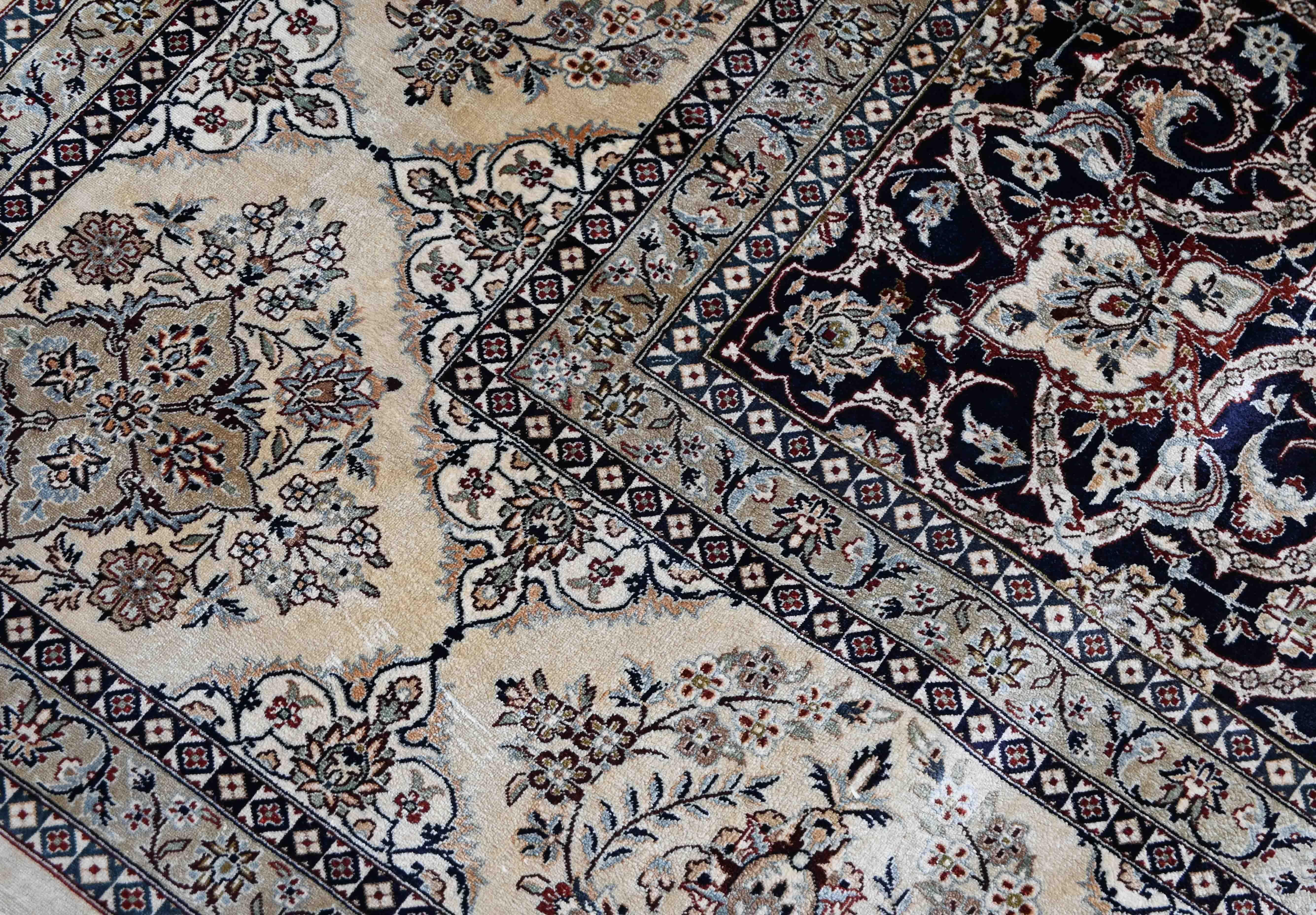 Fine XX secolo Tappeto di seta su seta, circa 1970  - N° 1408 in vendita