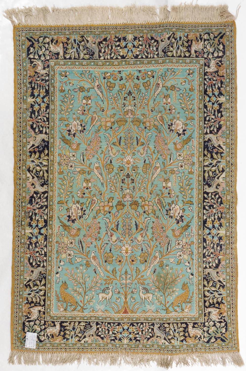 Elegante tappeto orientale in seta di un indefinibile colore acquamarina, sul quale sono rappresentati fiori, uccelli e animali, come se si trovasse nel Giardino del Paradiso.
Perfetto per la parete.
Con anche un buon prezzo per le attività di