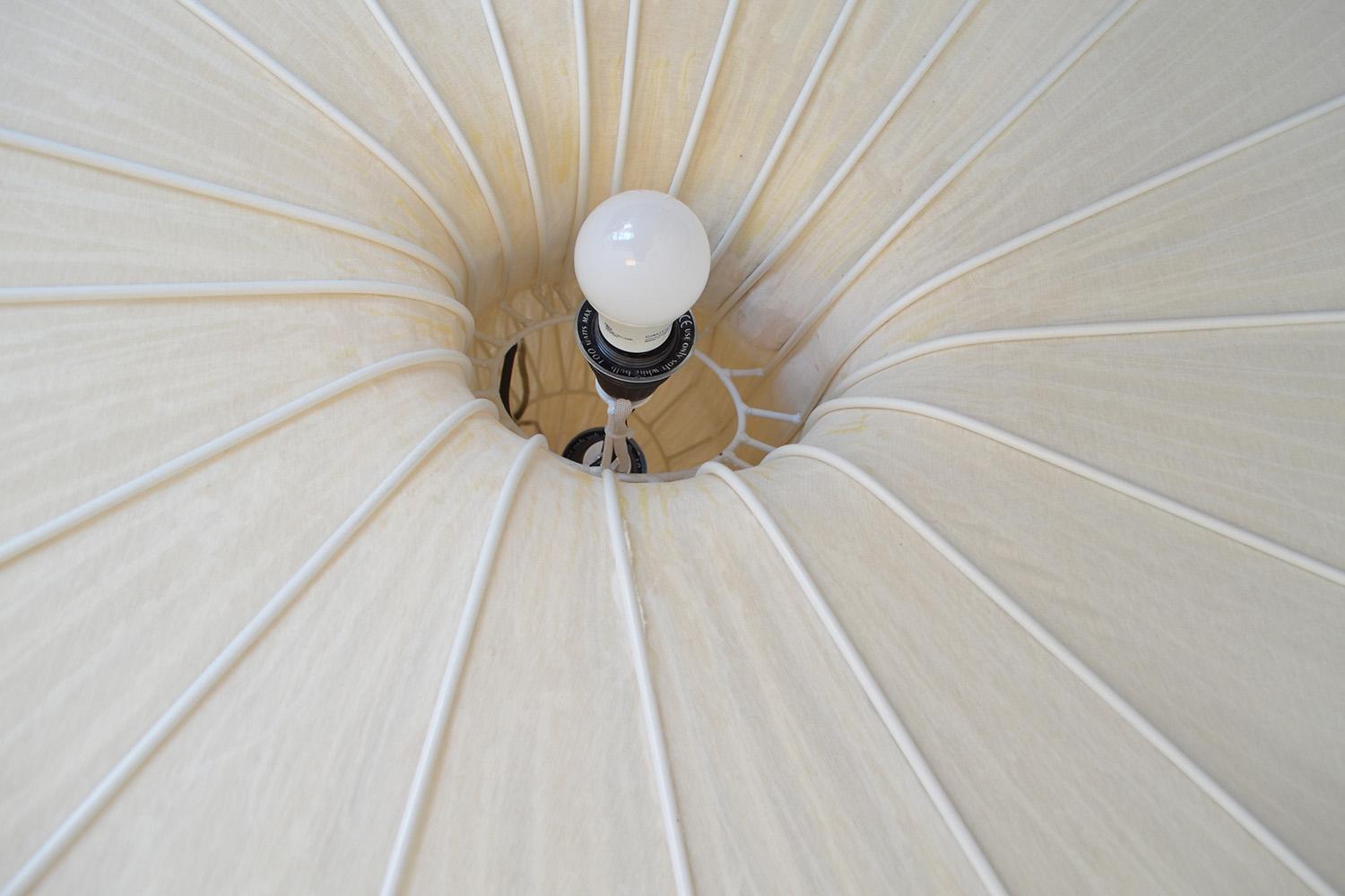 Lampada da terra in seta e metallo 
