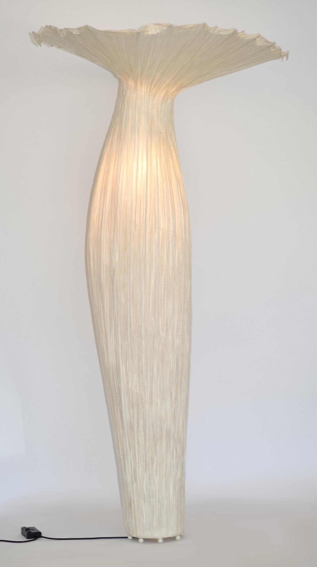 Moderno Lampada da terra in seta e metallo 