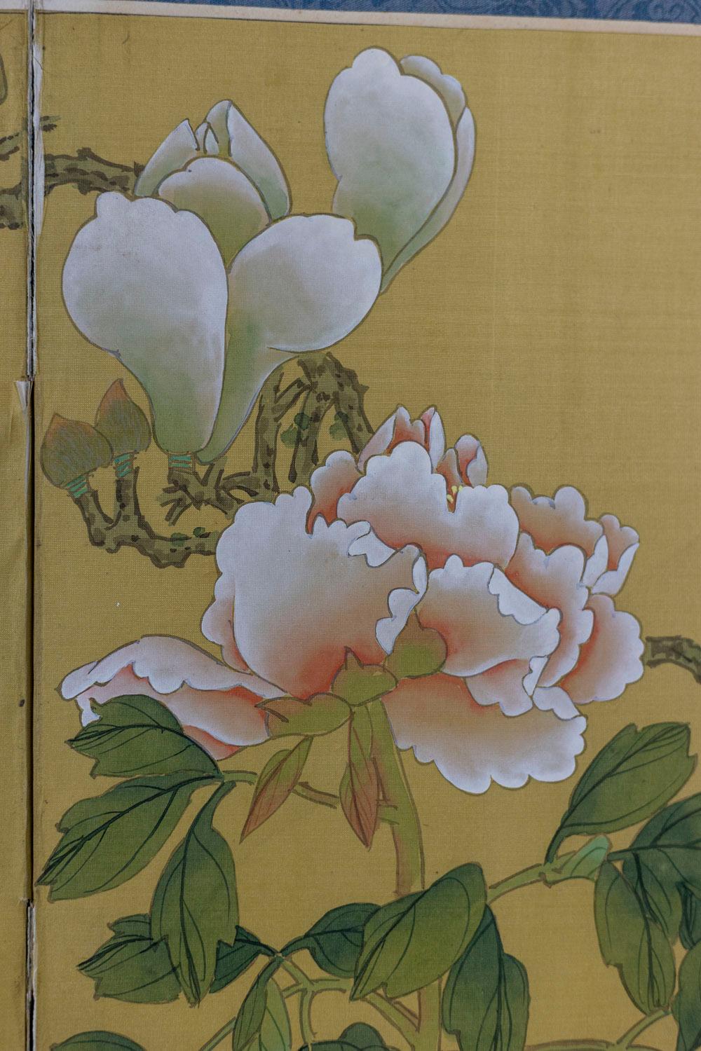 Painting on silk representing birds and peonies, consisting of four strips. Frame in golden wood in imitation of bamboo.

Japanese work realized in the 1950s.