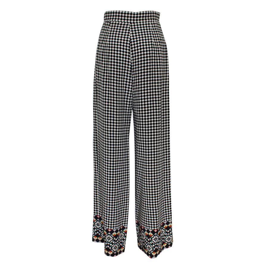 Silk (100%) Black and white checkered print High waist Two pockets Wide legs Total length cm 115 (45.2 inches) Waist cm 35 (13.7 inches) UK size 8 italian size 40
