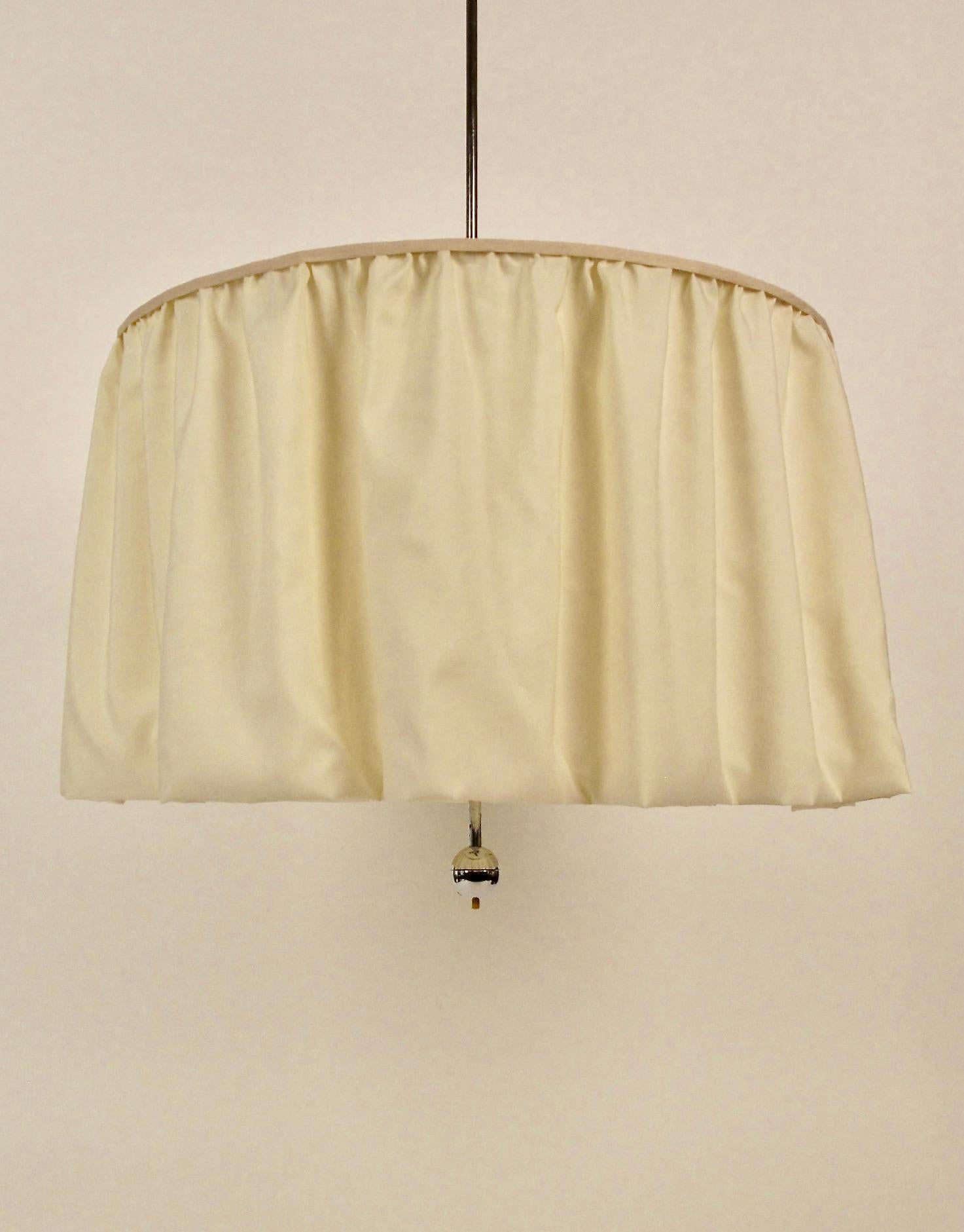 Una lampada a sospensione in seta degli anni '30, realizzata in Austria. Il metallo è stato cromato ed è in ottime condizioni. La particolarità di questo design è che gli apparecchi possono essere regolati verso l'alto o verso il basso a seconda