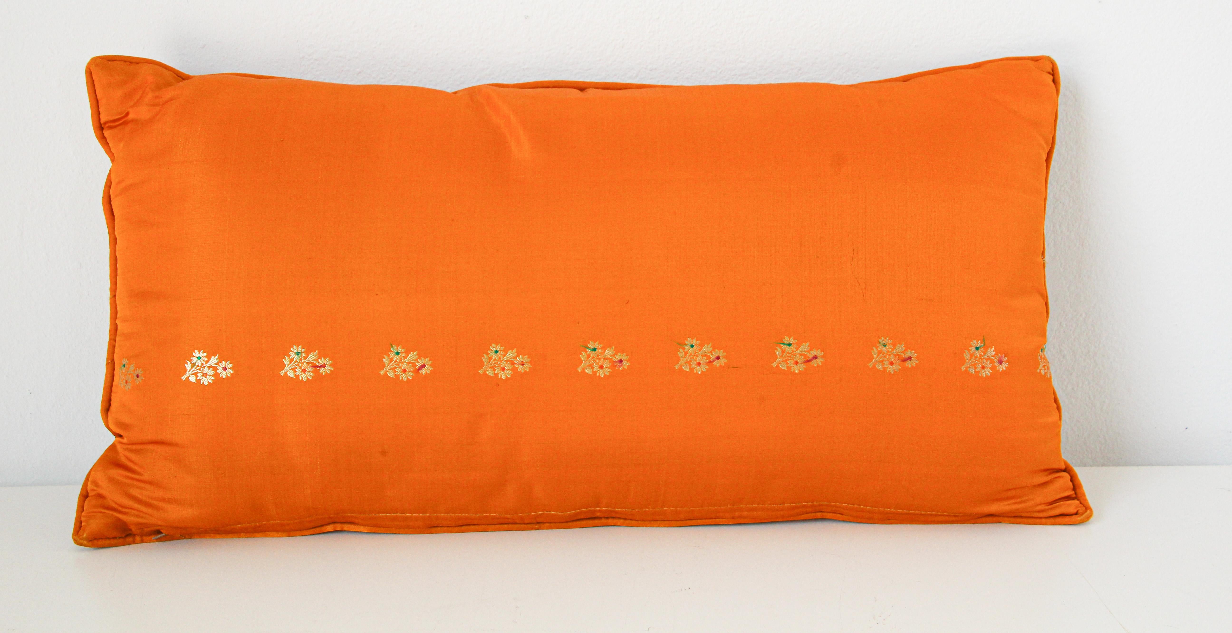 Coussin en soie fait sur mesure à partir d'un Sari orange de mariage, Inde en vente 2