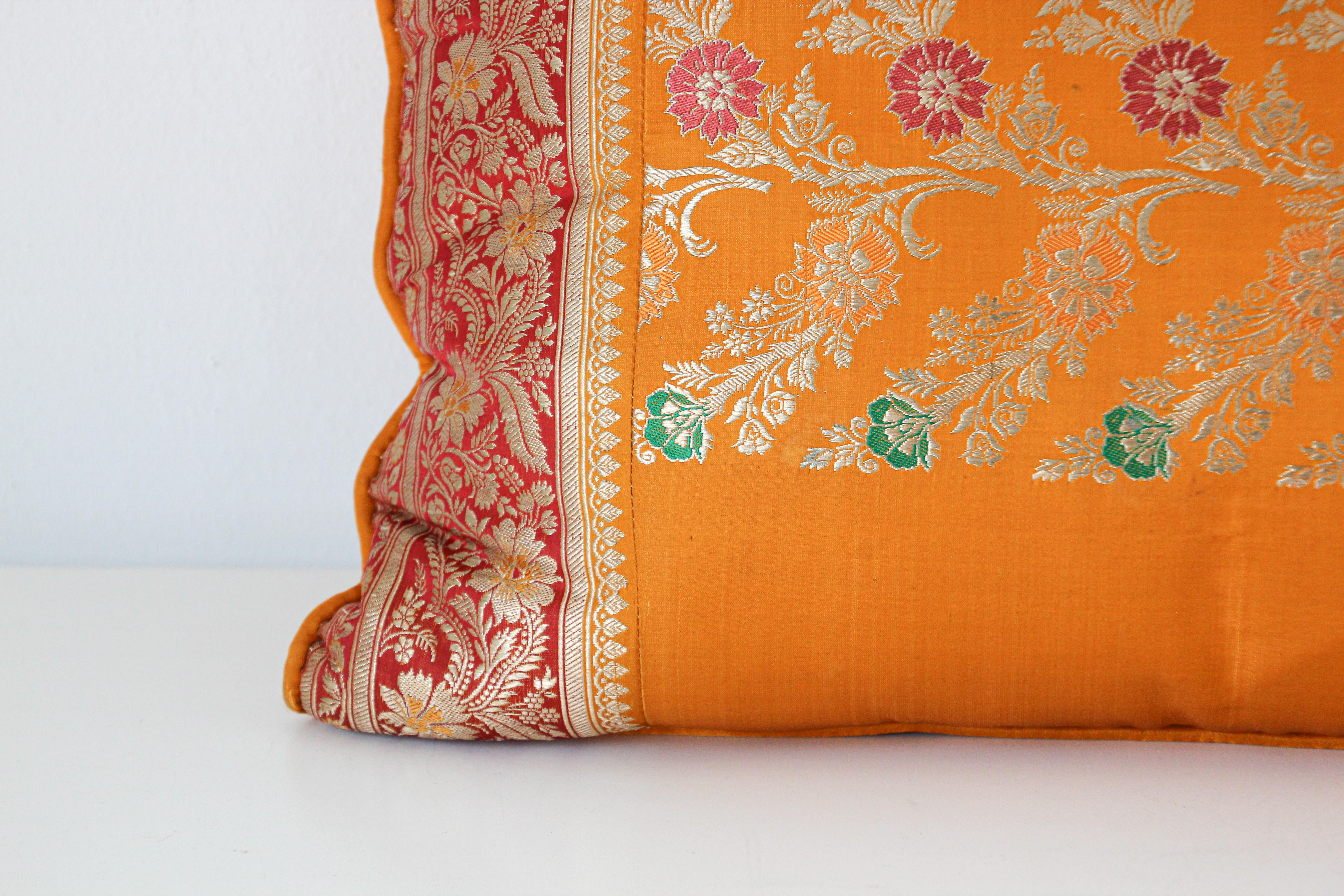 Maßgeschneidertes Lendenkissen aus Seide, hergestellt aus einem Hochzeitsseidensari in den Farben Orange, Fushia, Gold und Grün.
Dekorative, gedrehte Verzierungen rundherum.
Luxuriöses dekoratives Lendenkissen im