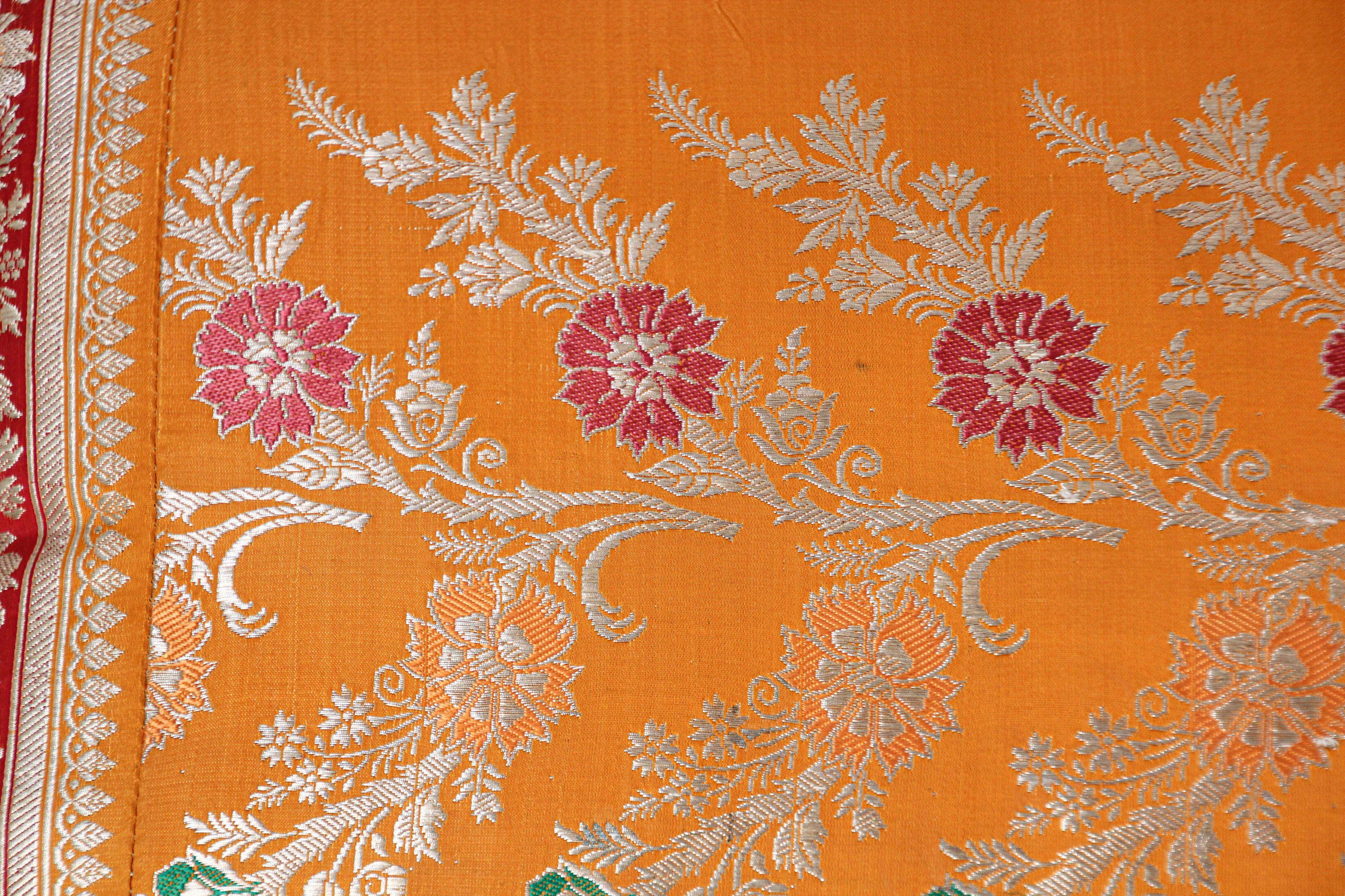 Indien Coussin en soie fait sur mesure à partir d'un Sari orange de mariage, Inde en vente